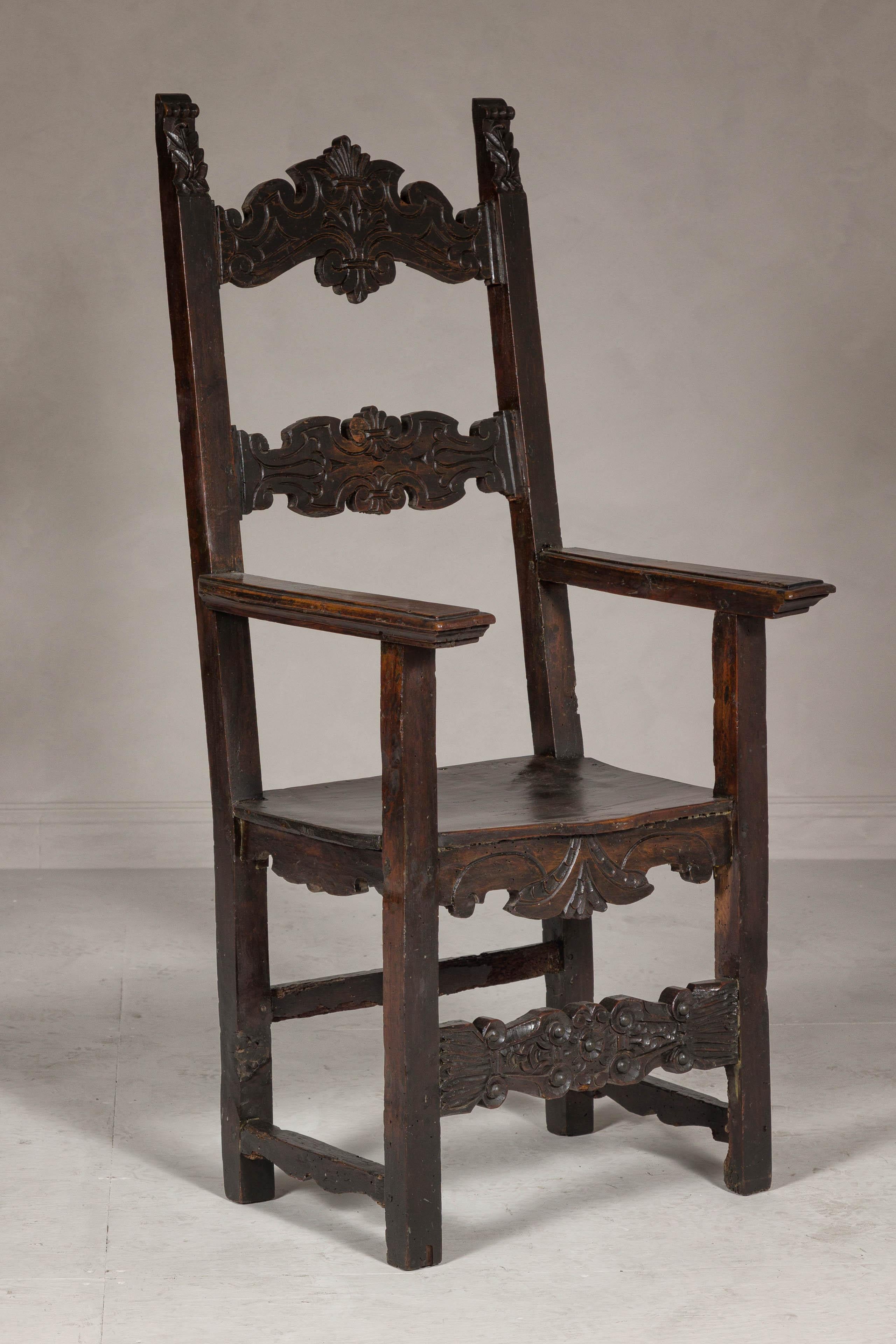 Chaise trône ancienne à haut dossier en bois avec dossier et jupe richement sculptés à la main en vente 2
