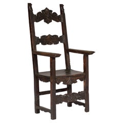 Chaise trône ancienne à haut dossier en bois avec dossier et jupe richement sculptés à la main