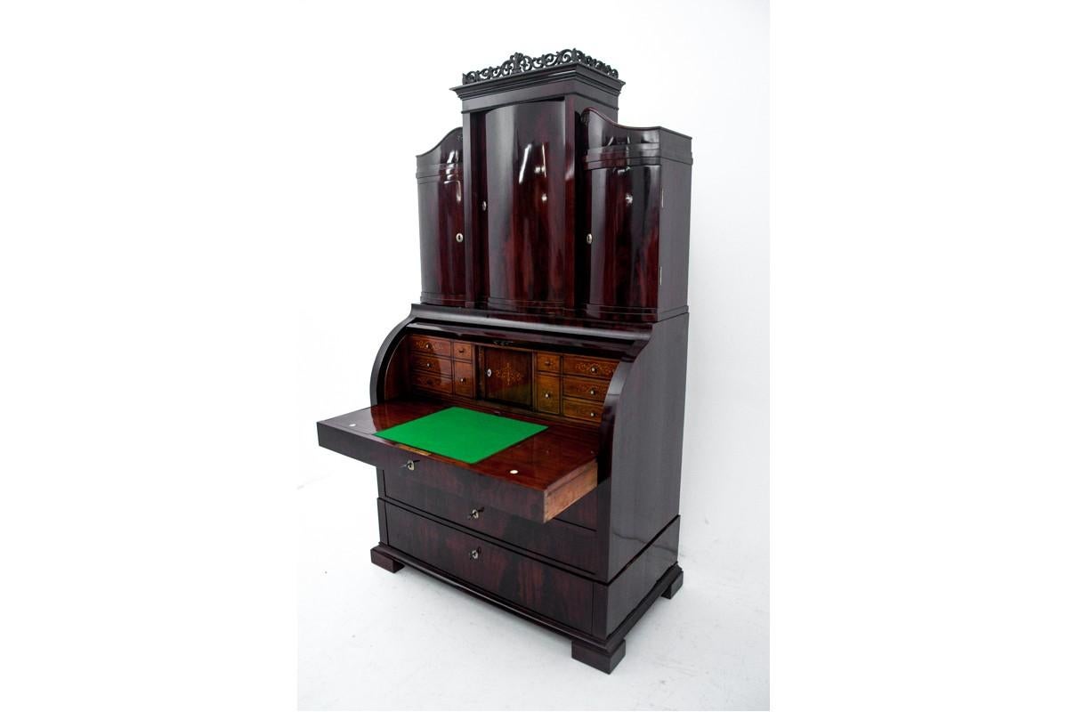 ANTICO-UNICO. Impressionante segretaria della metà del XIX secolo in stile Biedermeier. I mobili antichi con una forma più bella aggiungeranno eleganza a qualsiasi interno. Si tratta di un mobile rappresentativo incentrato sulla funzionalità, con
