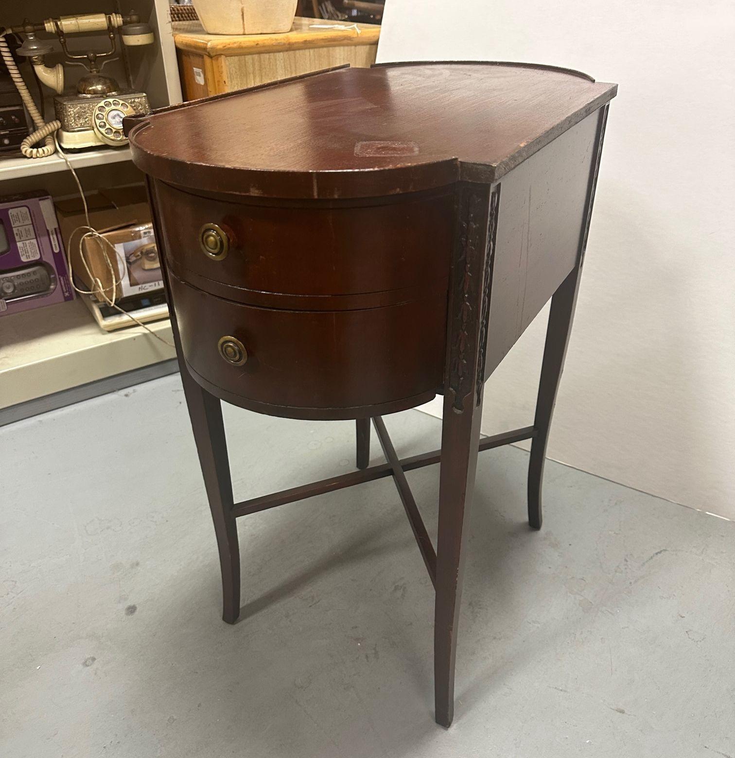 Antique High Leg Federal Two Cabinet Mahogany End Table In Good Condition For Sale In Van Nuys, CA