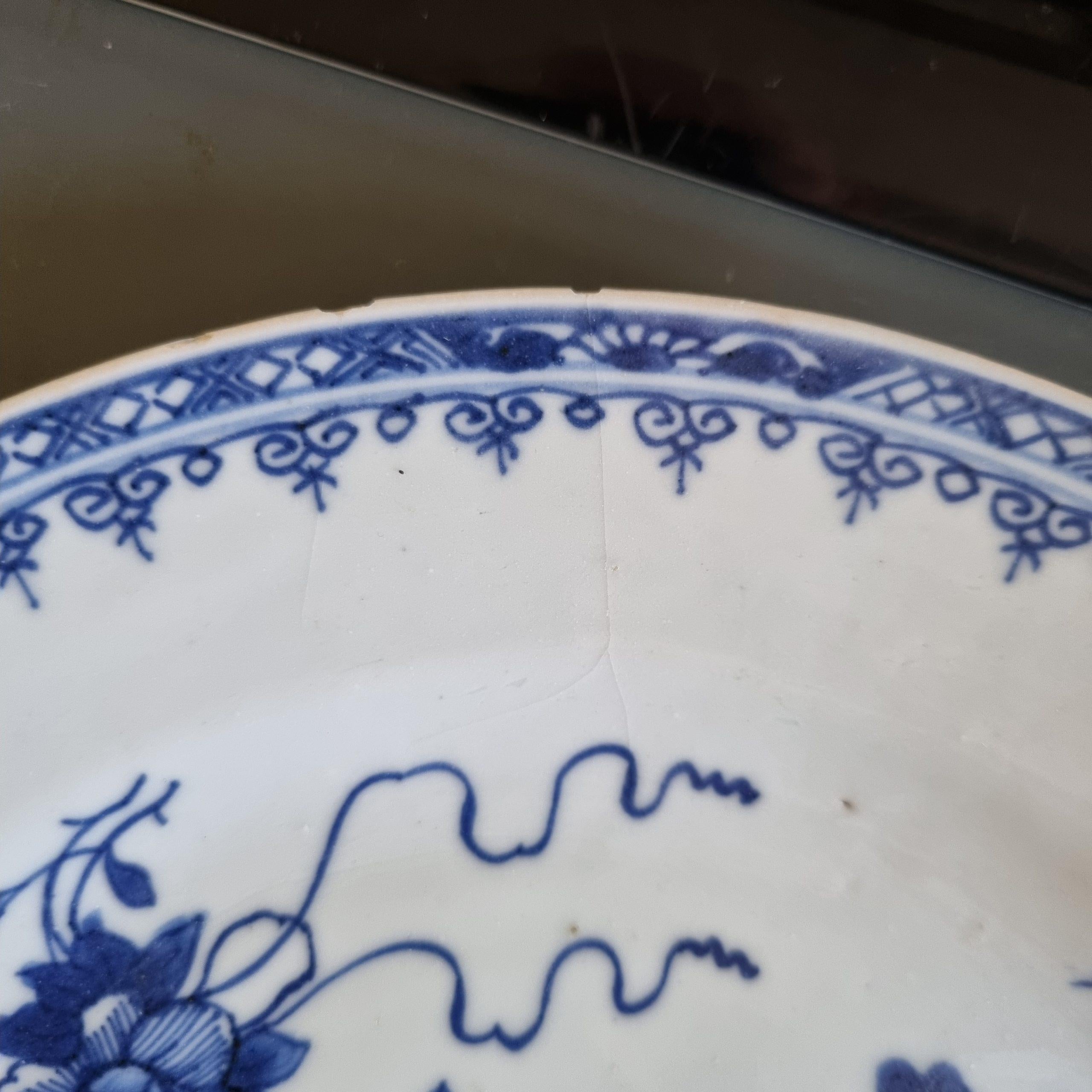 Antique High Quality Chinese Blue & White Butterfly Dish, 18th Century In Good Condition For Sale In Amsterdam, Noord Holland