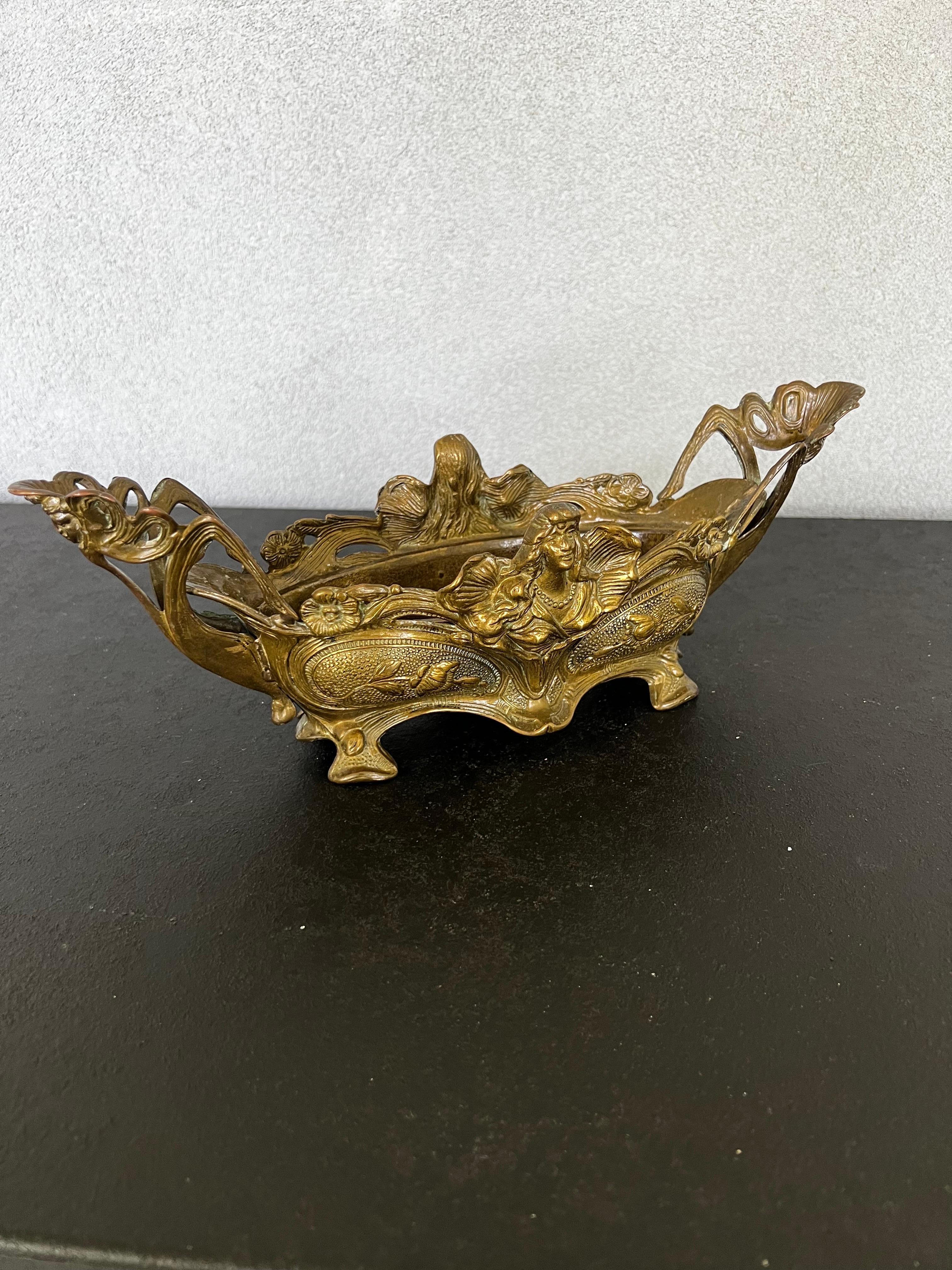 Stunning Bronze Art Nouveau French Jardiniere with removable insert. Exquisite details that shows the level of high quality of metalworkers of the period 
This small piece would be perfect for a fireplace mantel, a bookcase an entry console table or