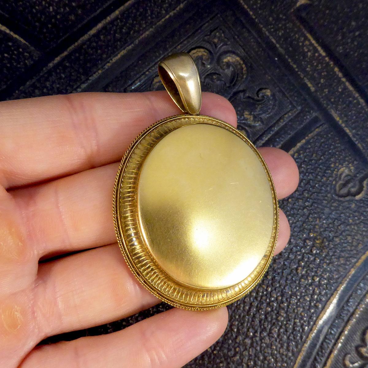 Antiker spätviktorianischer 14 Karat Gelbgold Medaillon-Anhänger in hoher Qualität im Angebot 4