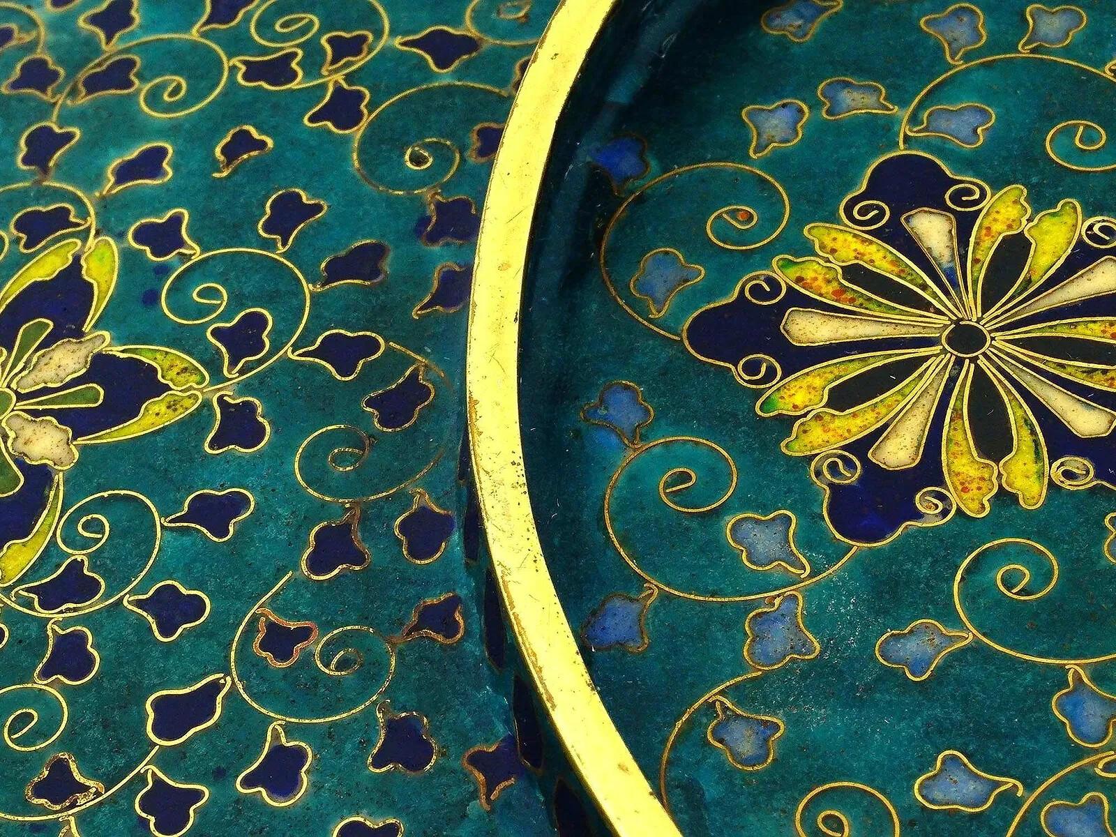 Antico piatto in smalto cloisonne giapponese Meiji di alta qualità con ventaglio di gru di gufi In condizioni buone in vendita a Queens, NY