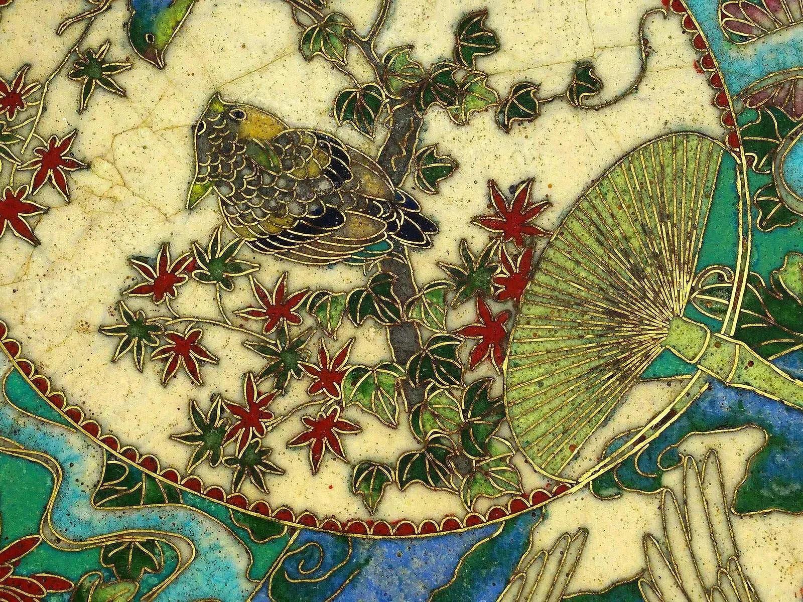 Smalto Antico piatto in smalto cloisonne giapponese Meiji di alta qualità con ventaglio di gru di gufi in vendita