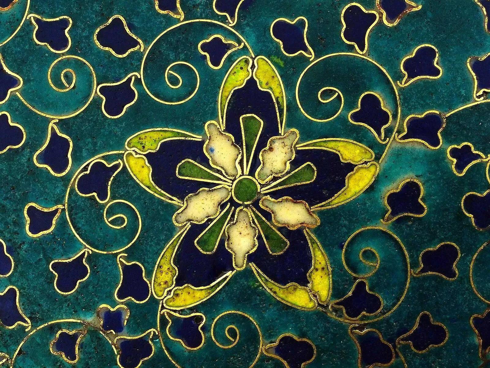 Antico piatto in smalto cloisonne giapponese Meiji di alta qualità con ventaglio di gru di gufi in vendita 1