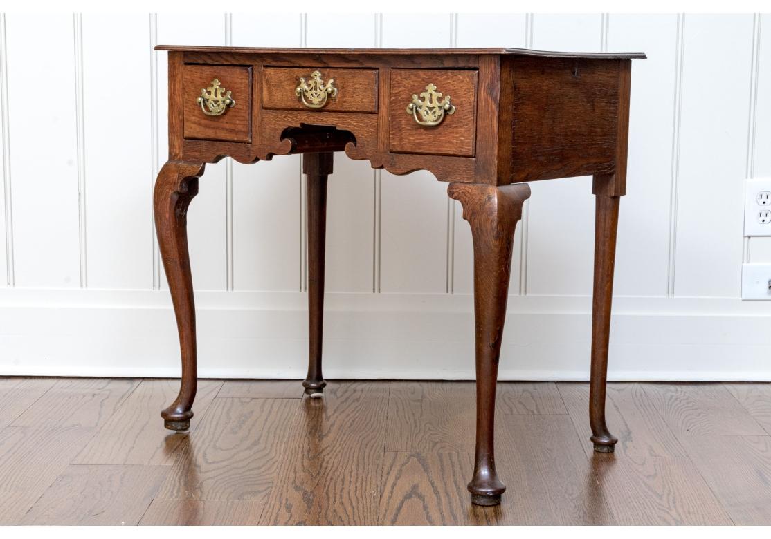 Ancienne commode basse de style Chippendale en chêne teinté hautement figuré en vente 6
