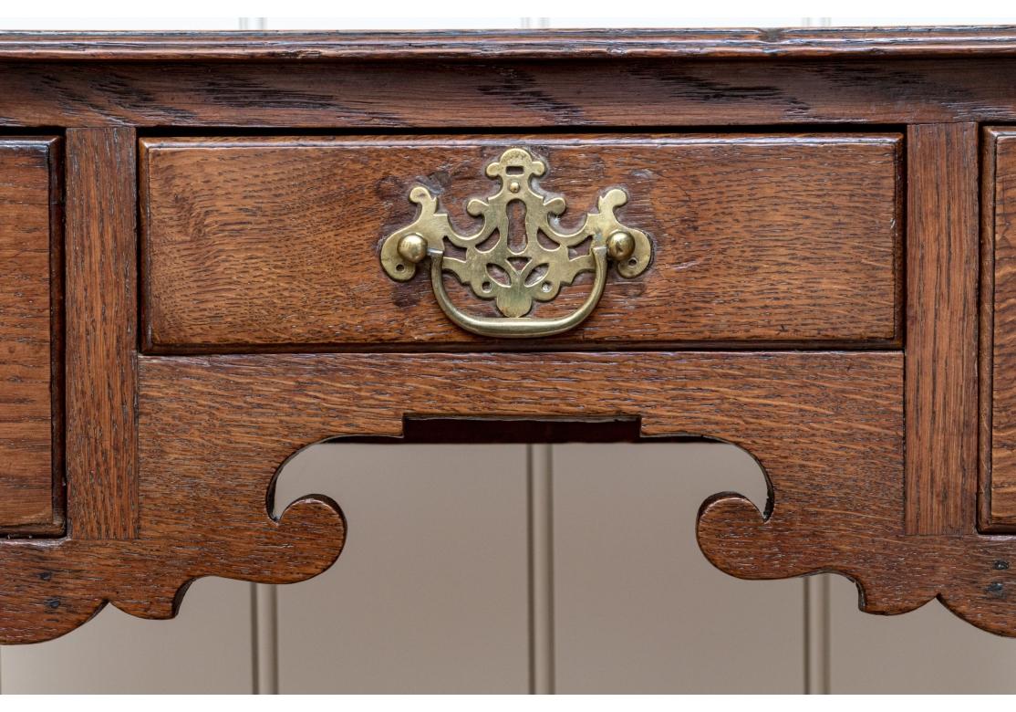 Ancienne commode basse de style Chippendale en chêne teinté hautement figuré en vente 7