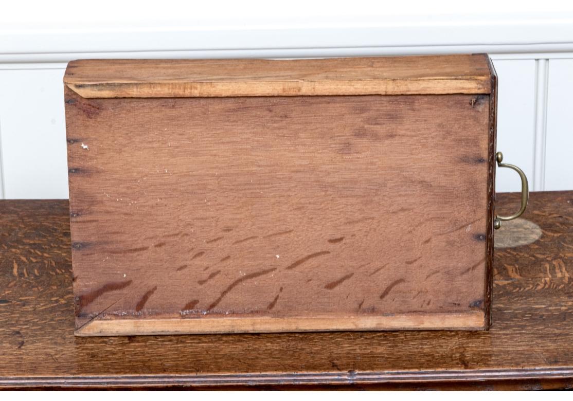 Ancienne commode basse de style Chippendale en chêne teinté hautement figuré en vente 8