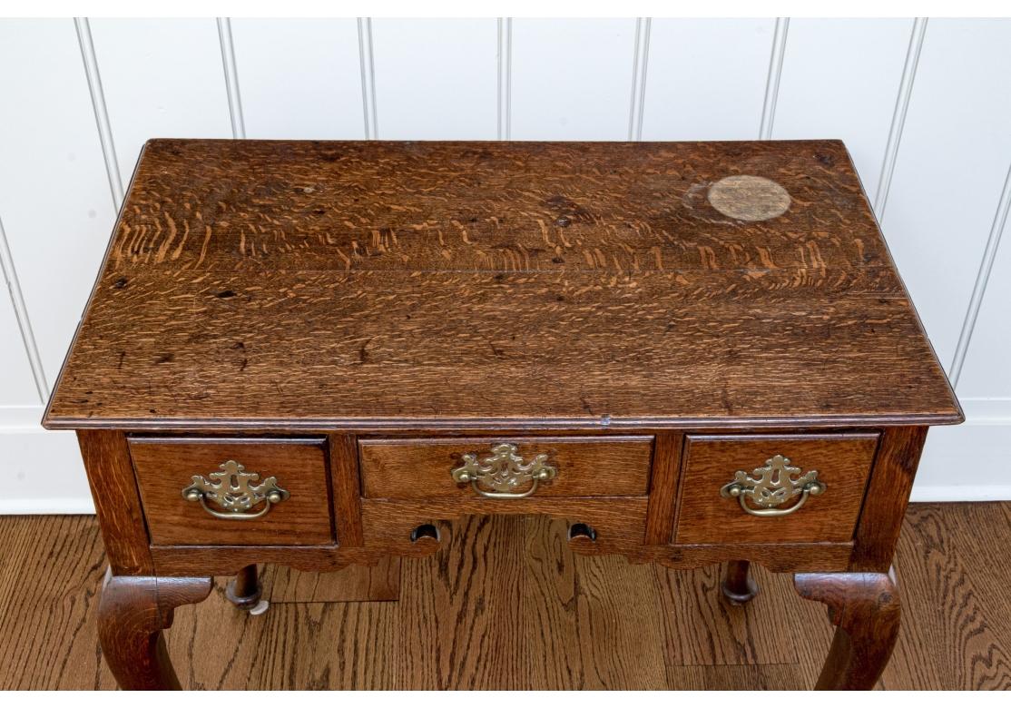 Ancienne commode basse de style Chippendale en chêne teinté hautement figuré Abîmé - En vente à Bridgeport, CT