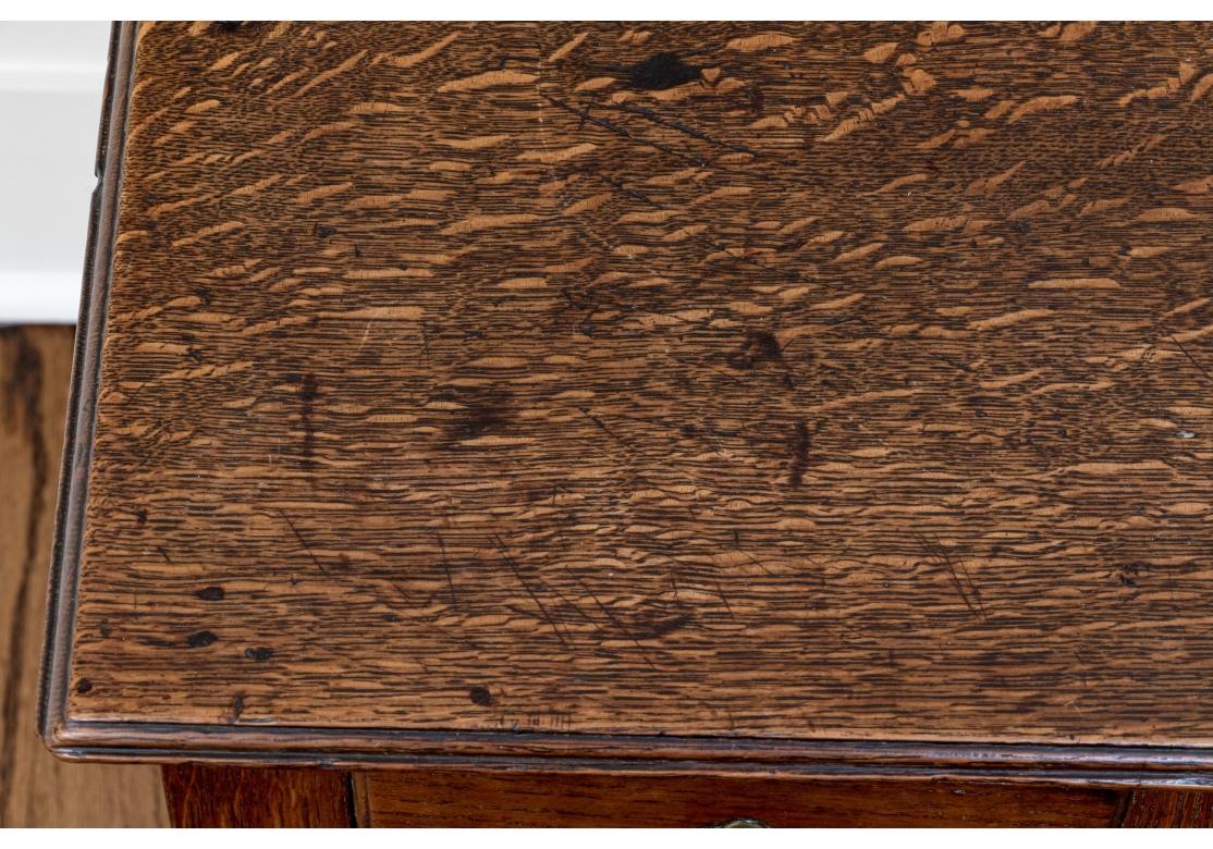 Ancienne commode basse de style Chippendale en chêne teinté hautement figuré en vente 1