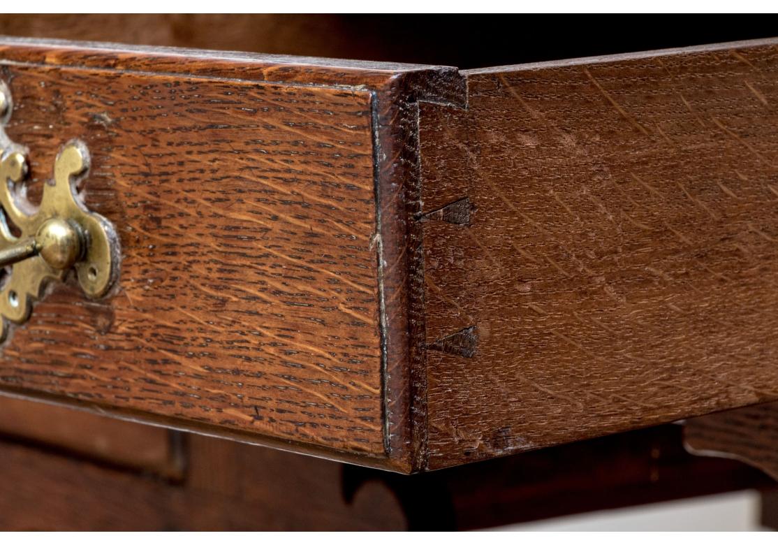 Ancienne commode basse de style Chippendale en chêne teinté hautement figuré en vente 4