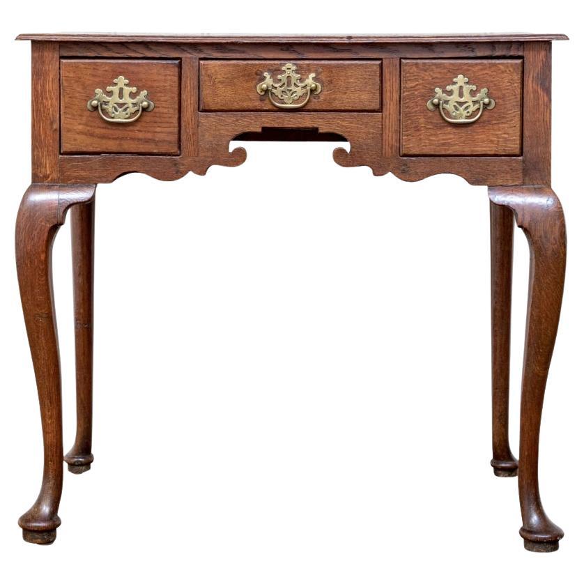 Ancienne commode basse de style Chippendale en chêne teinté hautement figuré en vente