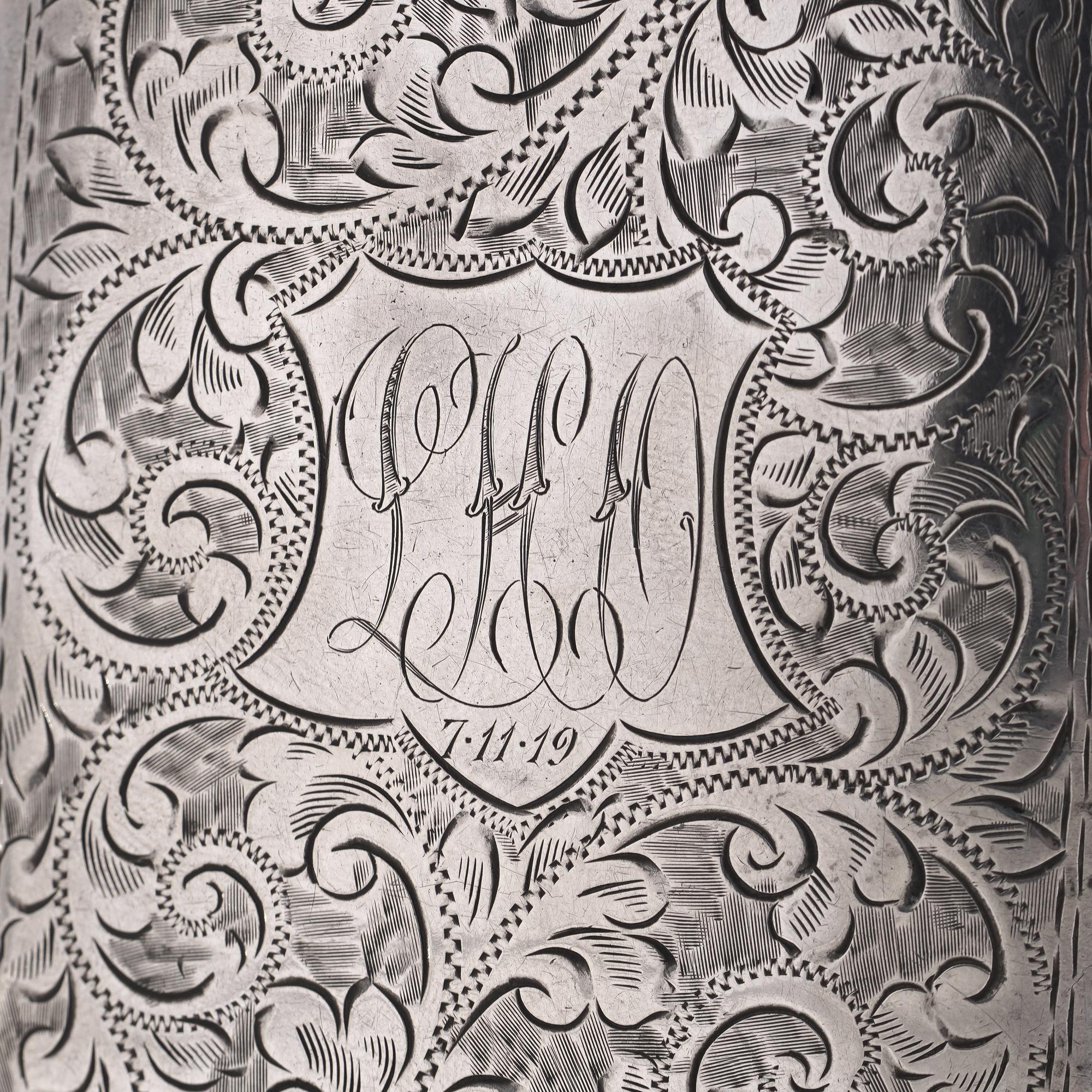 Antikes, hoch verschnörkeltes Zigarettenetui aus Sterlingsilber mit Monogramm 'LHO (Silber) im Angebot