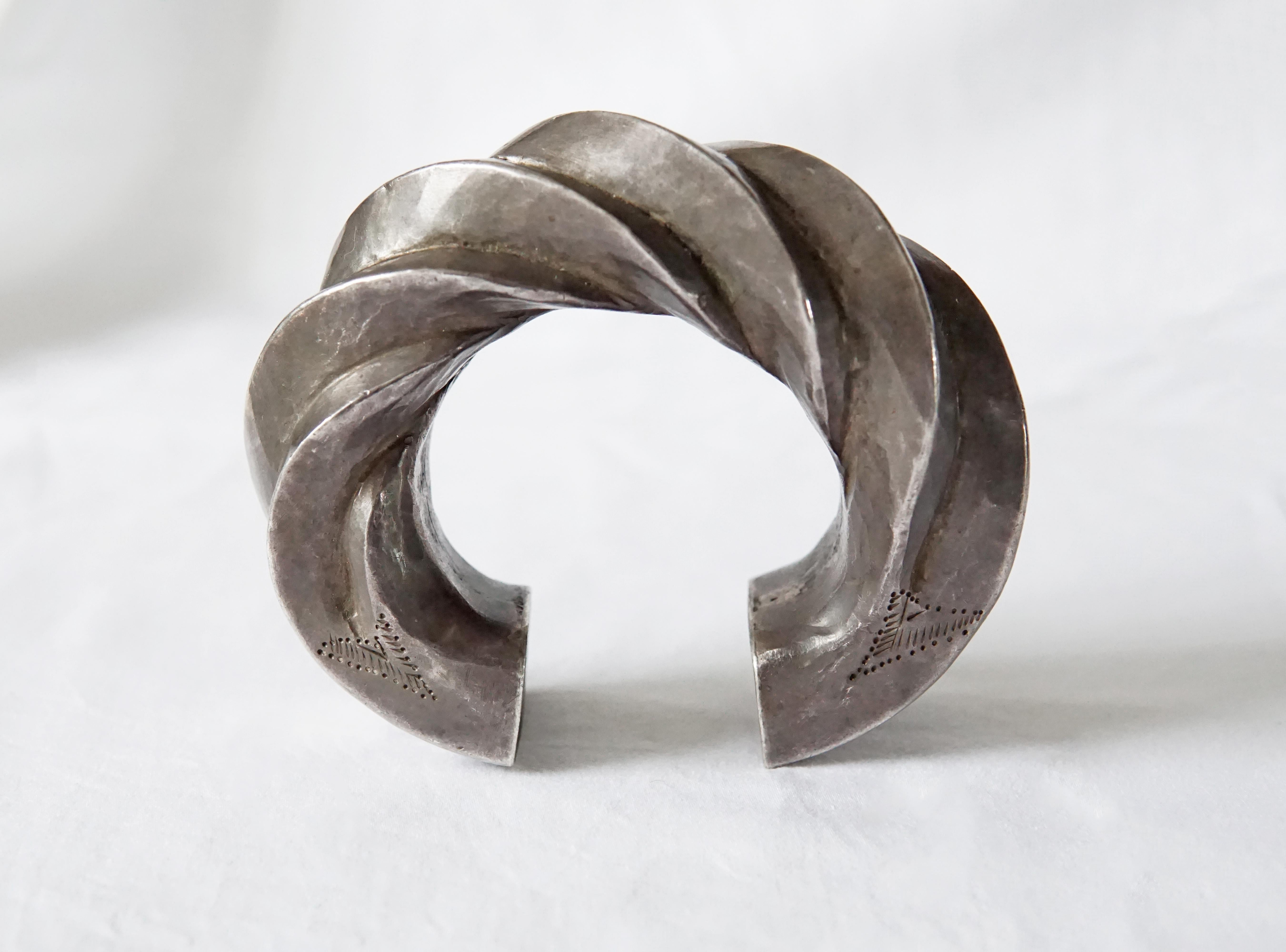 Fait main Bracelet manchette en argent antique en forme de spirale de la tribu des colliers de montagnes, gravé à la main, Thaïlande, vers 1900 en vente