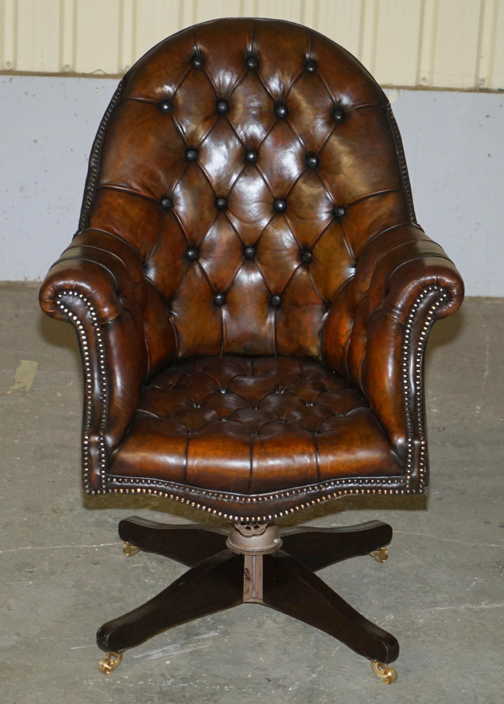 Casa Reale Antiquariato

The Royal House Antiques è lieta di offrire in vendita questa deliziosa poltrona Chesterfield Hillcrest Godfathers da capitano o da regista, completamente restaurata e tinta a mano in pelle color marrone sigaro.

Le spese di