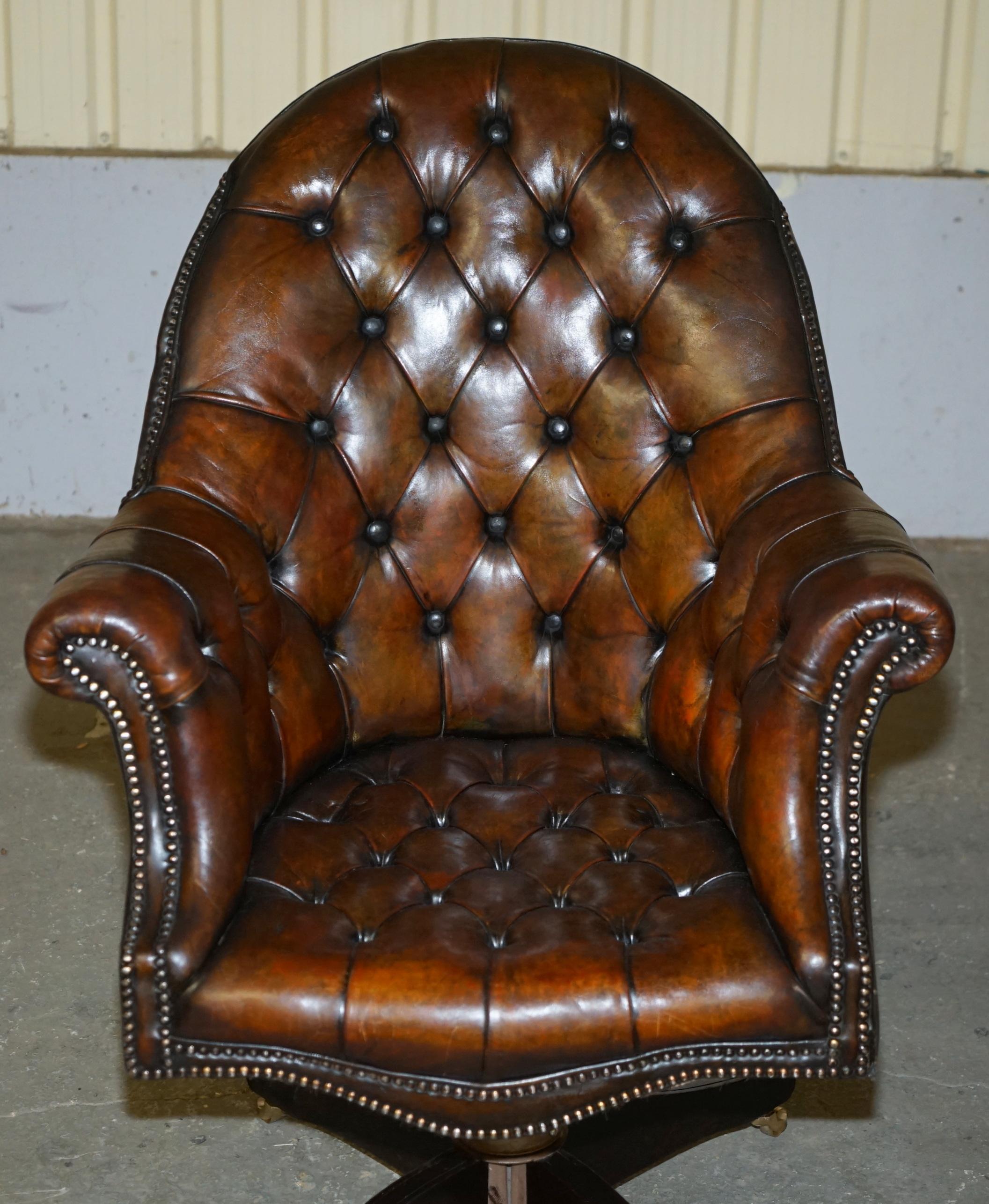 Art Déco ANTICO GODFATHER HILLCREST SEDIA DA DIRETTORE IN PELLE MARRONE CHEsterfield in vendita