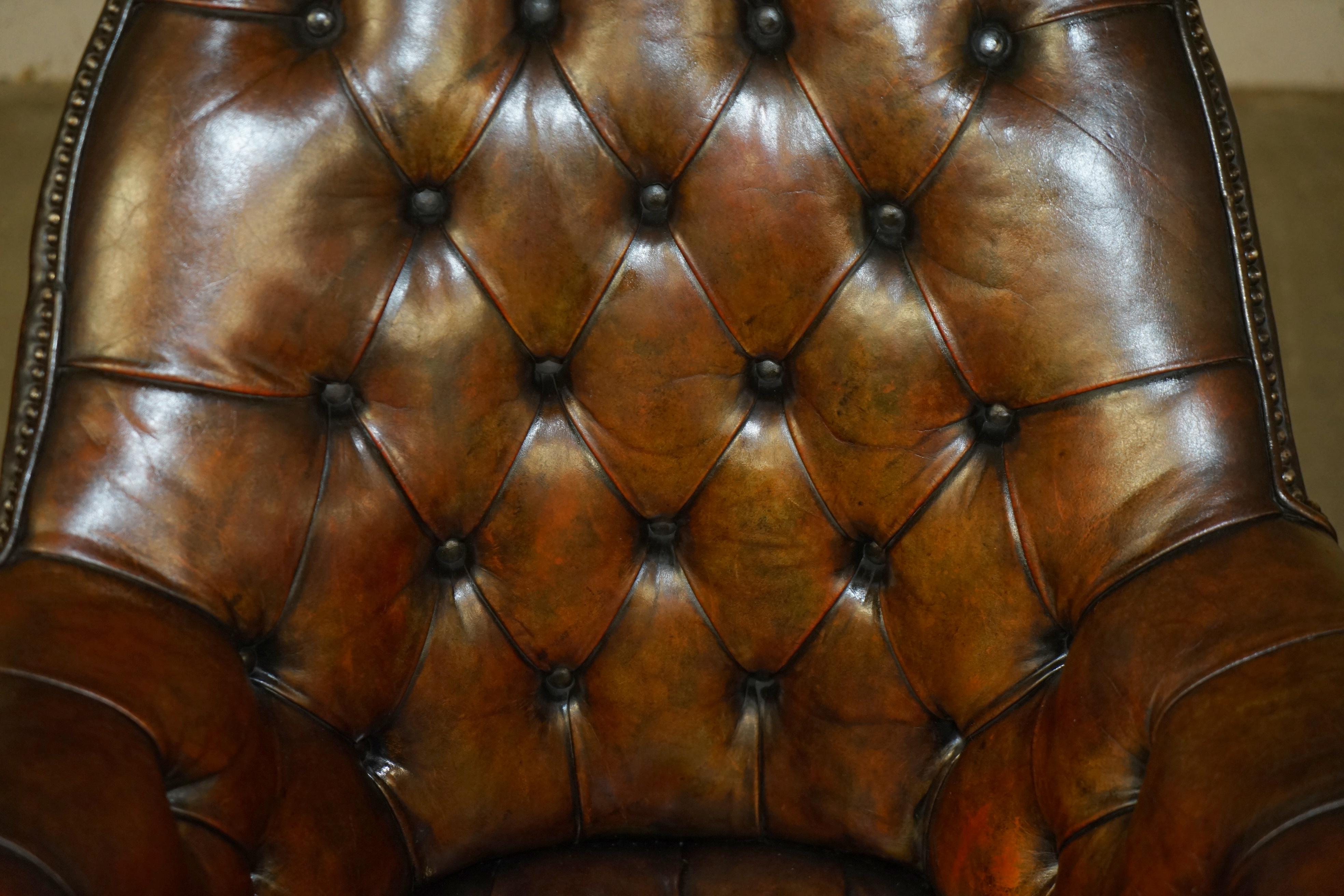 Fatto a mano ANTICO GODFATHER HILLCREST SEDIA DA DIRETTORE IN PELLE MARRONE CHEsterfield in vendita