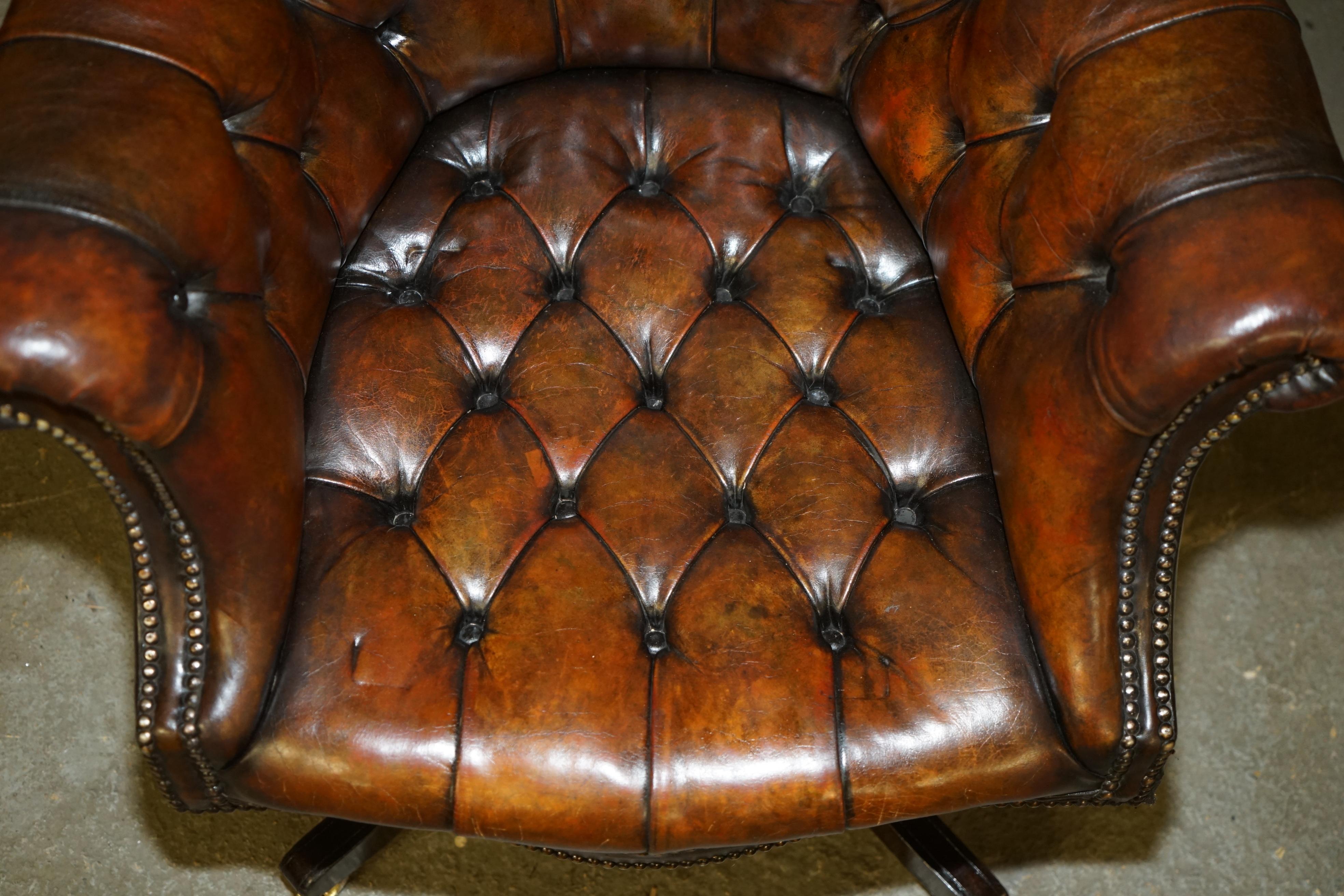 Inizio XX secolo ANTICO GODFATHER HILLCREST SEDIA DA DIRETTORE IN PELLE MARRONE CHEsterfield in vendita