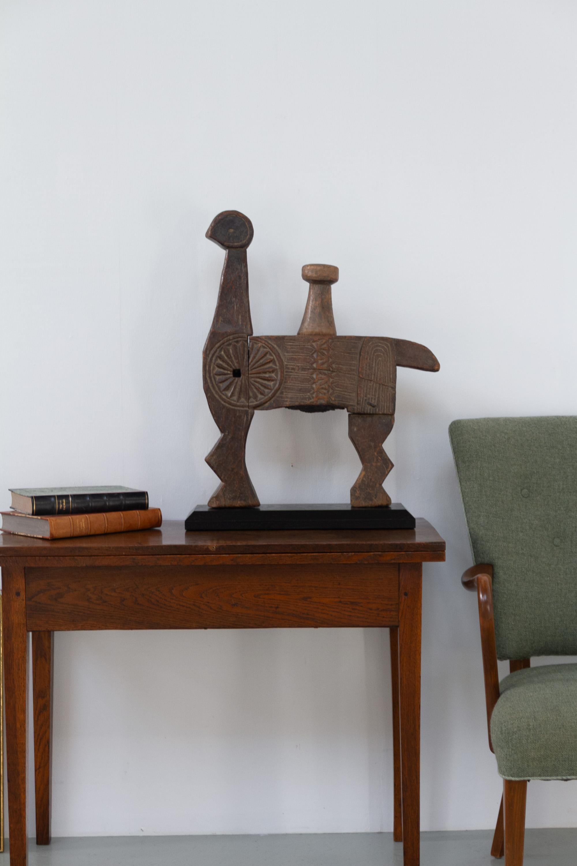 Ancien presse-purée zoomorphe en bois de l'Himachal Pradesh, Inde, années 1900.

Superbe animal tribal en bois sculpté à la main avec piston. Variously est originaire de la partie himalayenne de l'Inde où cet art populaire était utilisé pour faire