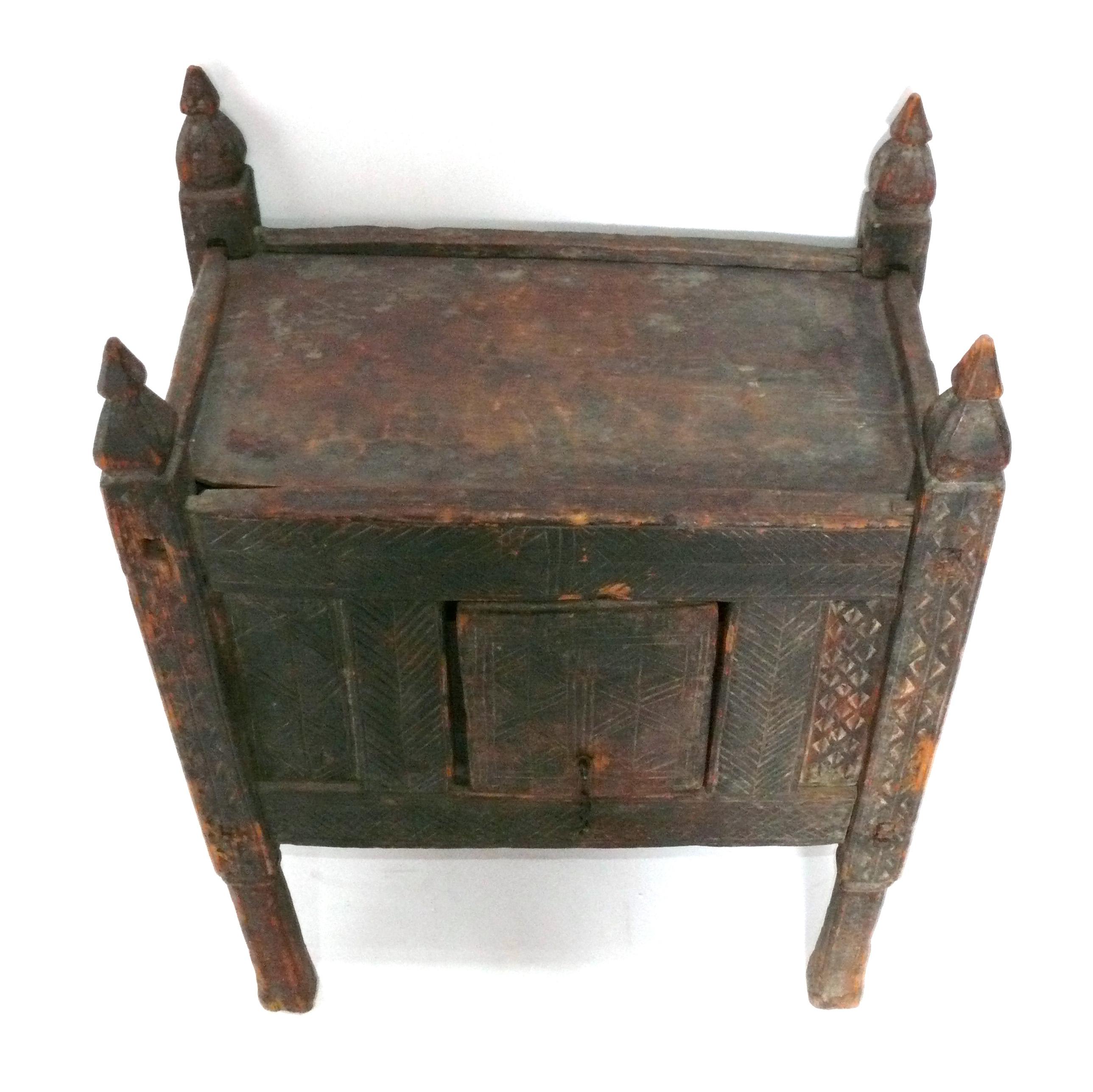 Cabinet ancien de l'Himalaya, fin du 19e siècle, probablement de la région de la vallée de Swat, dans l'actuel Pakistan. Il s'agissait probablement d'un coffre de dot ou de grenier. Magnifiques motifs sculptés à la main. Cette pièce est de taille