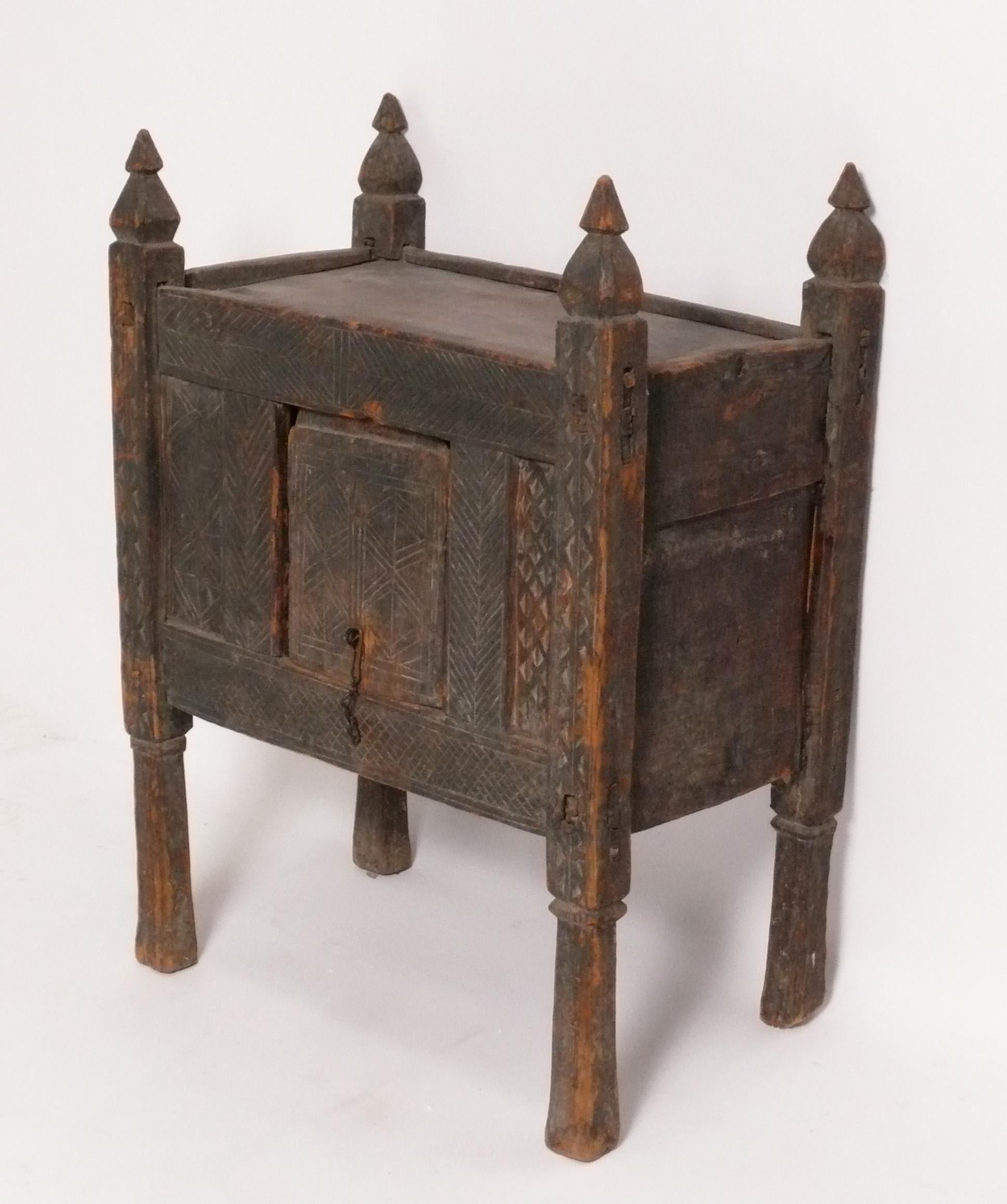 Tribal Ancienne armoire himalayenne Rustic Design/One Design de bar ou coffre sculpté à la main en vente