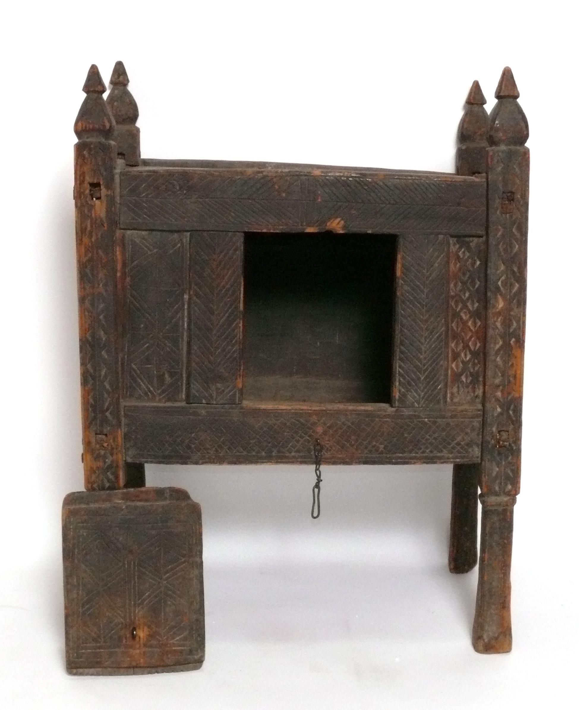 Pakistanais Ancienne armoire himalayenne Rustic Design/One Design de bar ou coffre sculpté à la main en vente