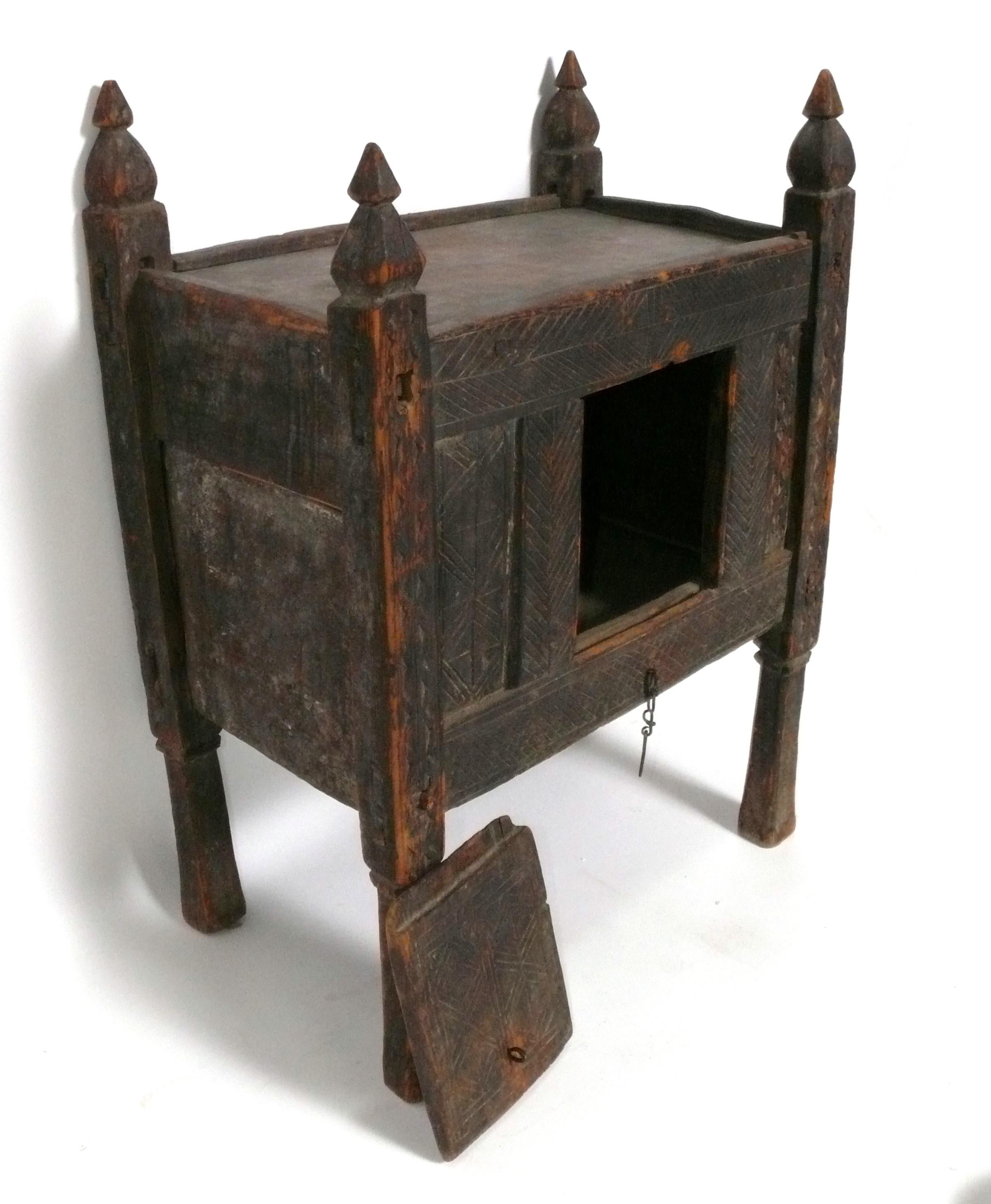 Ancienne armoire himalayenne Rustic Design/One Design de bar ou coffre sculpté à la main Abîmé - En vente à Atlanta, GA