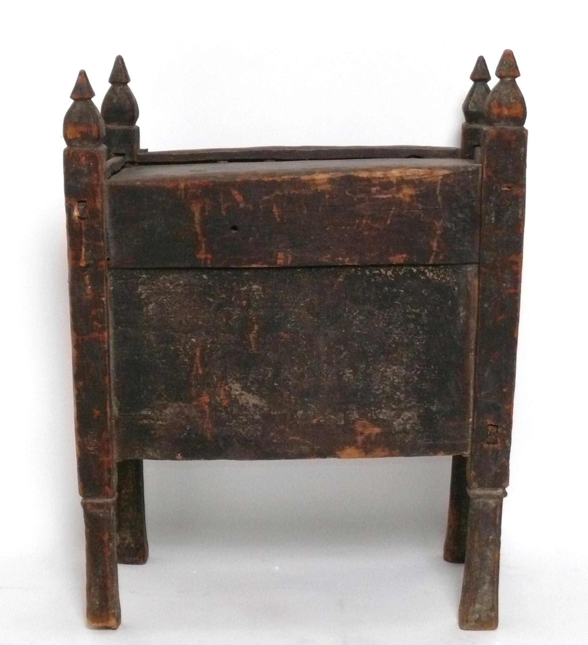 XIXe siècle Ancienne armoire himalayenne Rustic Design/One Design de bar ou coffre sculpté à la main en vente