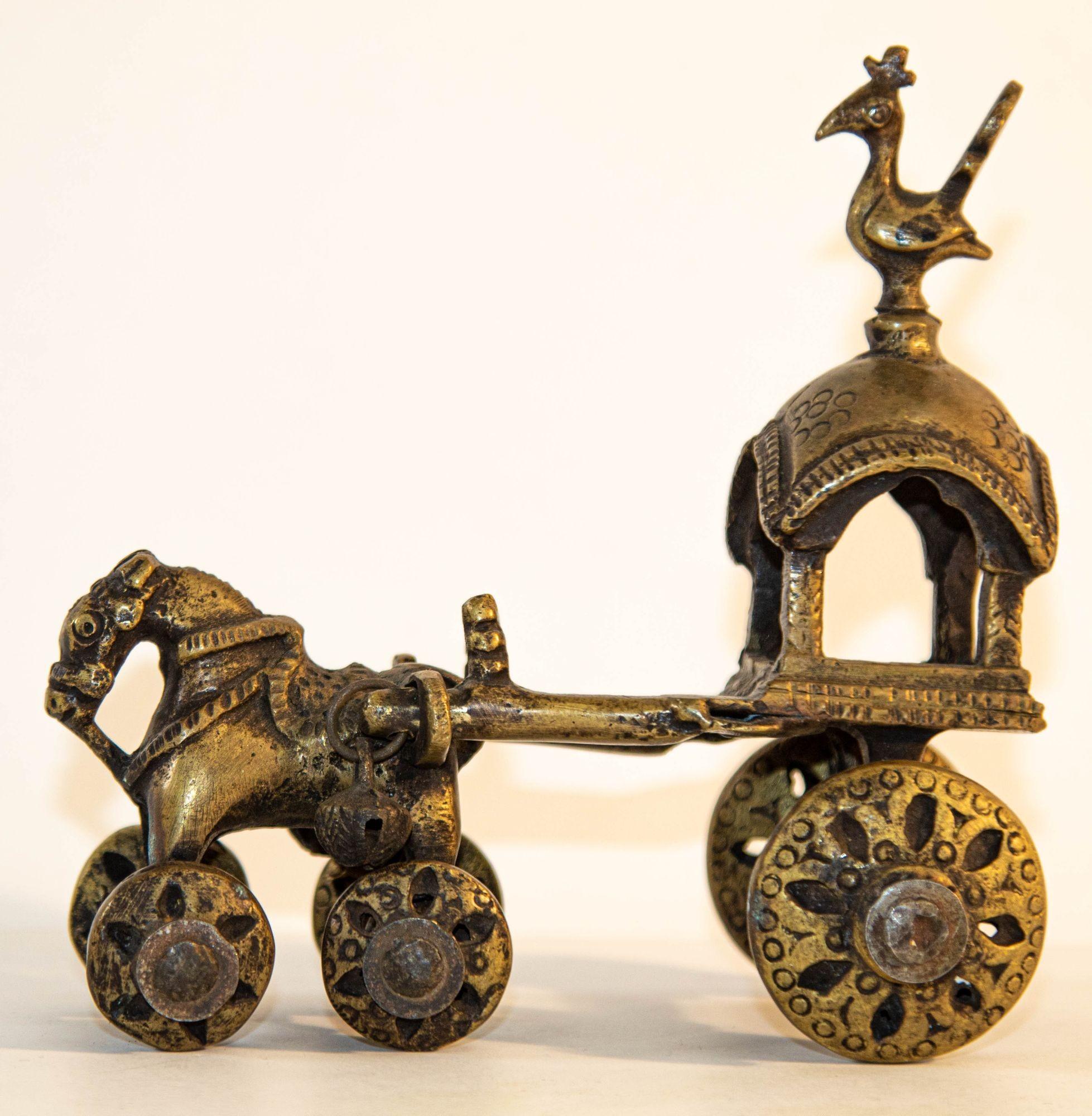 Antike hinduistische Bronze Tempel Pferd und Wagen Statue Spielzeug auf Rädern.
Diese gegossenen Messingfiguren sind gemeinhin als 