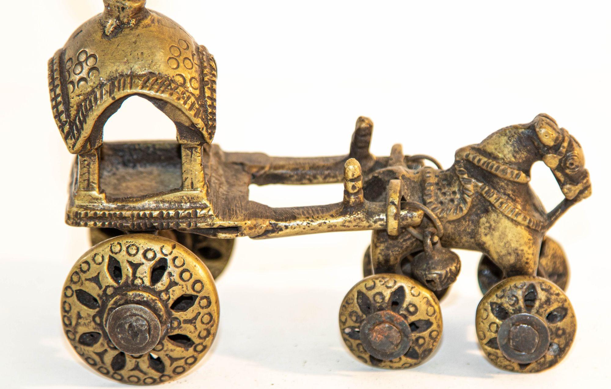 Antikes Hindu-Bronze- Tempelpferd und Chariot-Statue-Spielzeug auf Rädern Indien (20. Jahrhundert) im Angebot