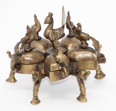 Antigua caja hindú de latón con pavos reales y elefantes