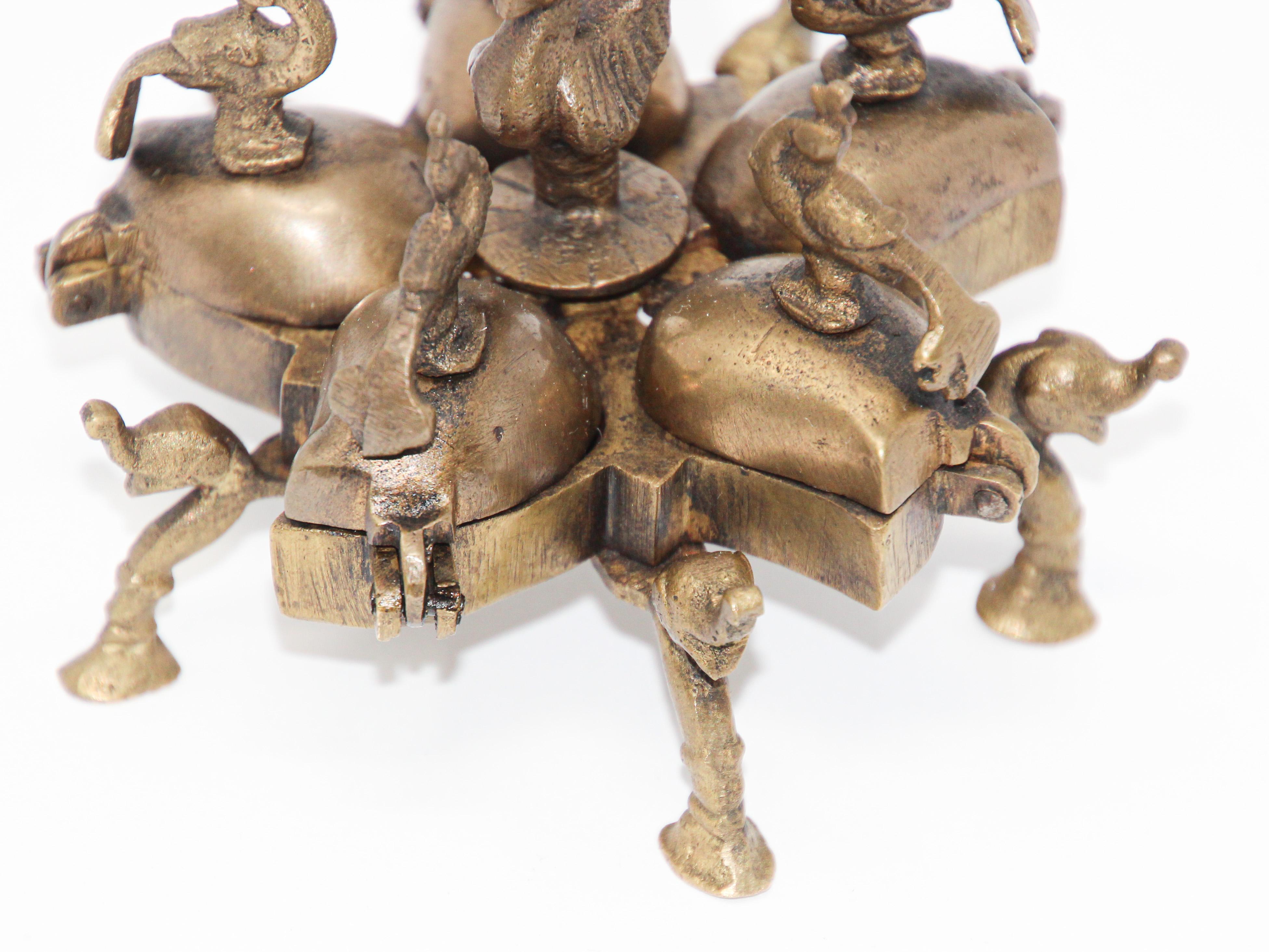 Antigua caja hindú de latón con pavos reales y elefantes Arte popular en venta