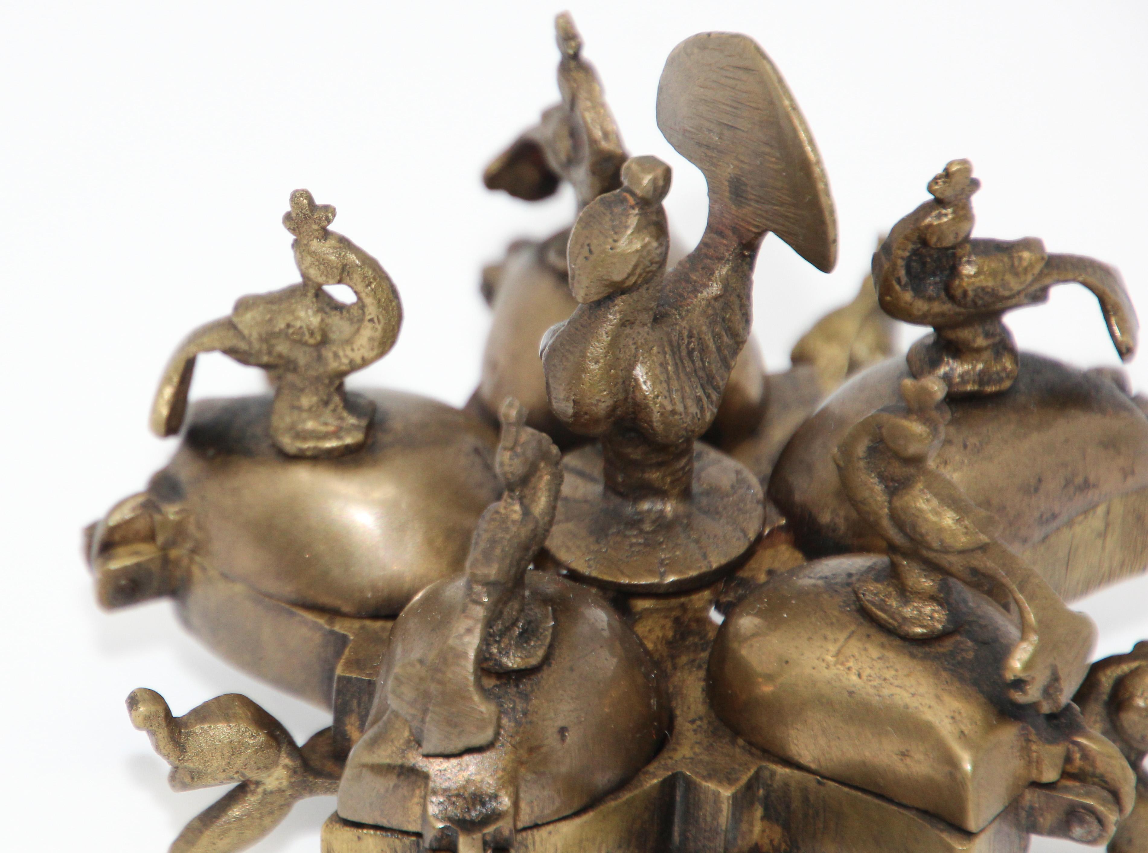 Antike Hindu Make Up Messing Box mit Pfauen (Indisch) im Angebot