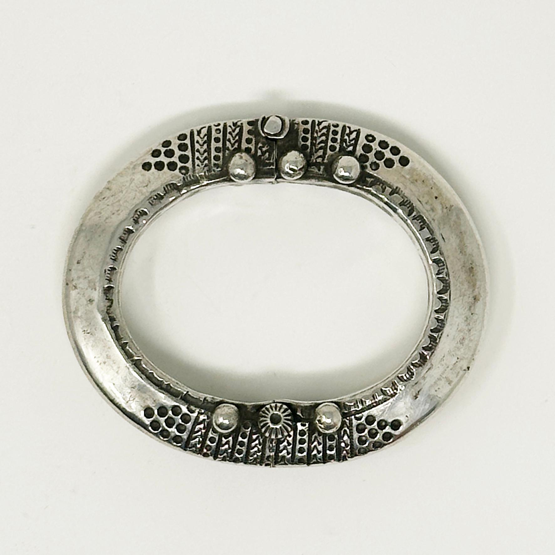 Antique Hinged Silver Bracelet from South India For Sale 1
