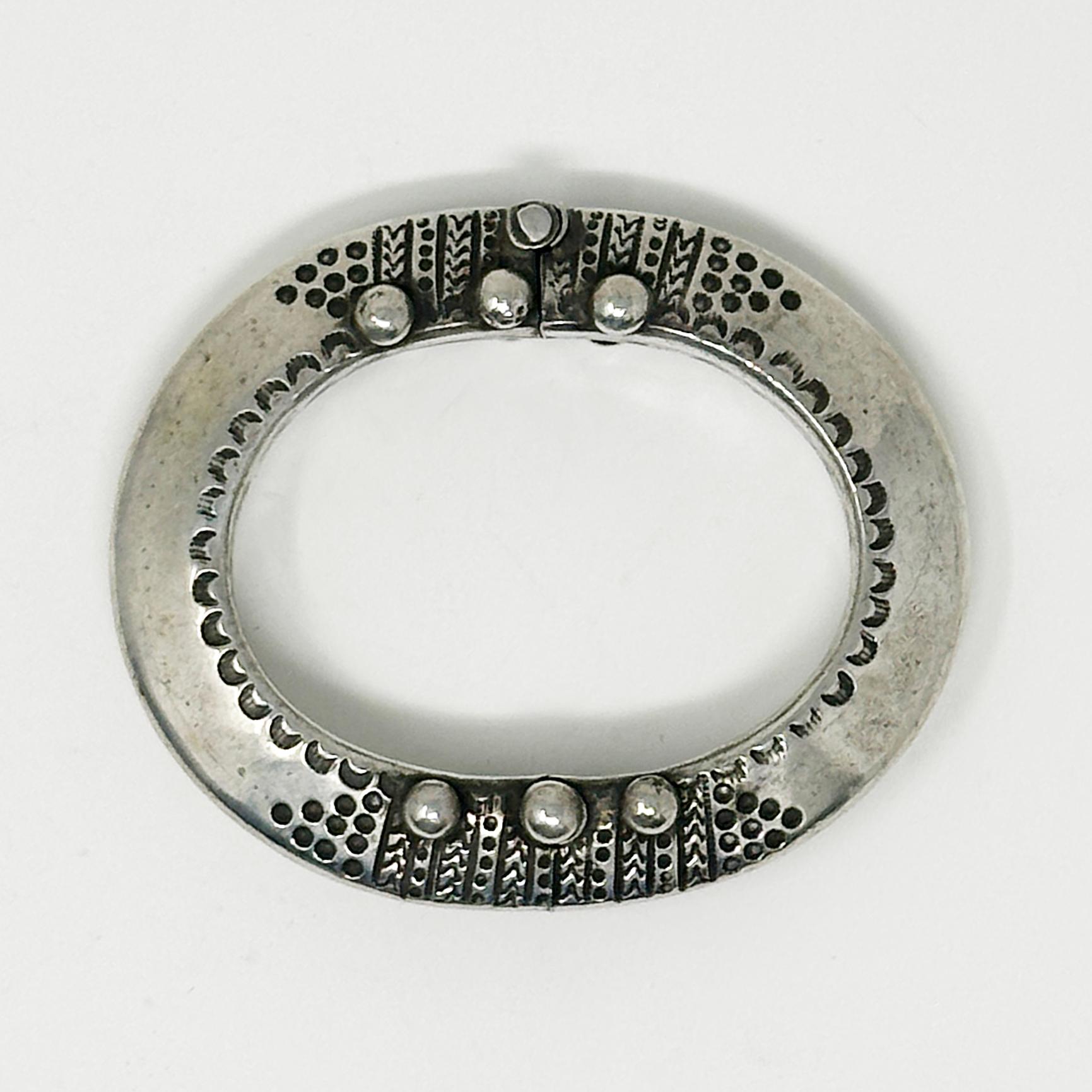 Antique Hinged Silver Bracelet from South India For Sale 2