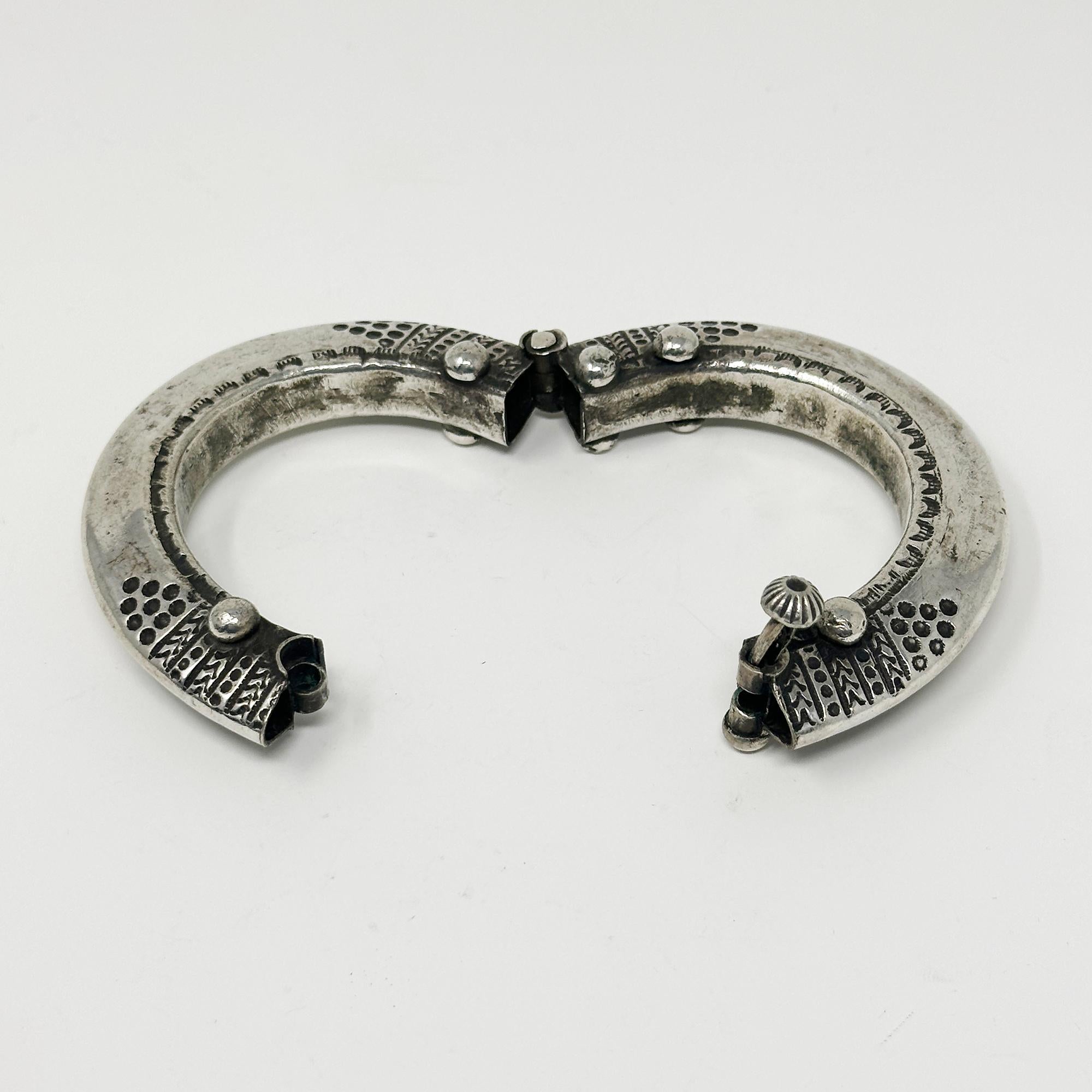 Antique Hinged Silver Bracelet from South India For Sale 4