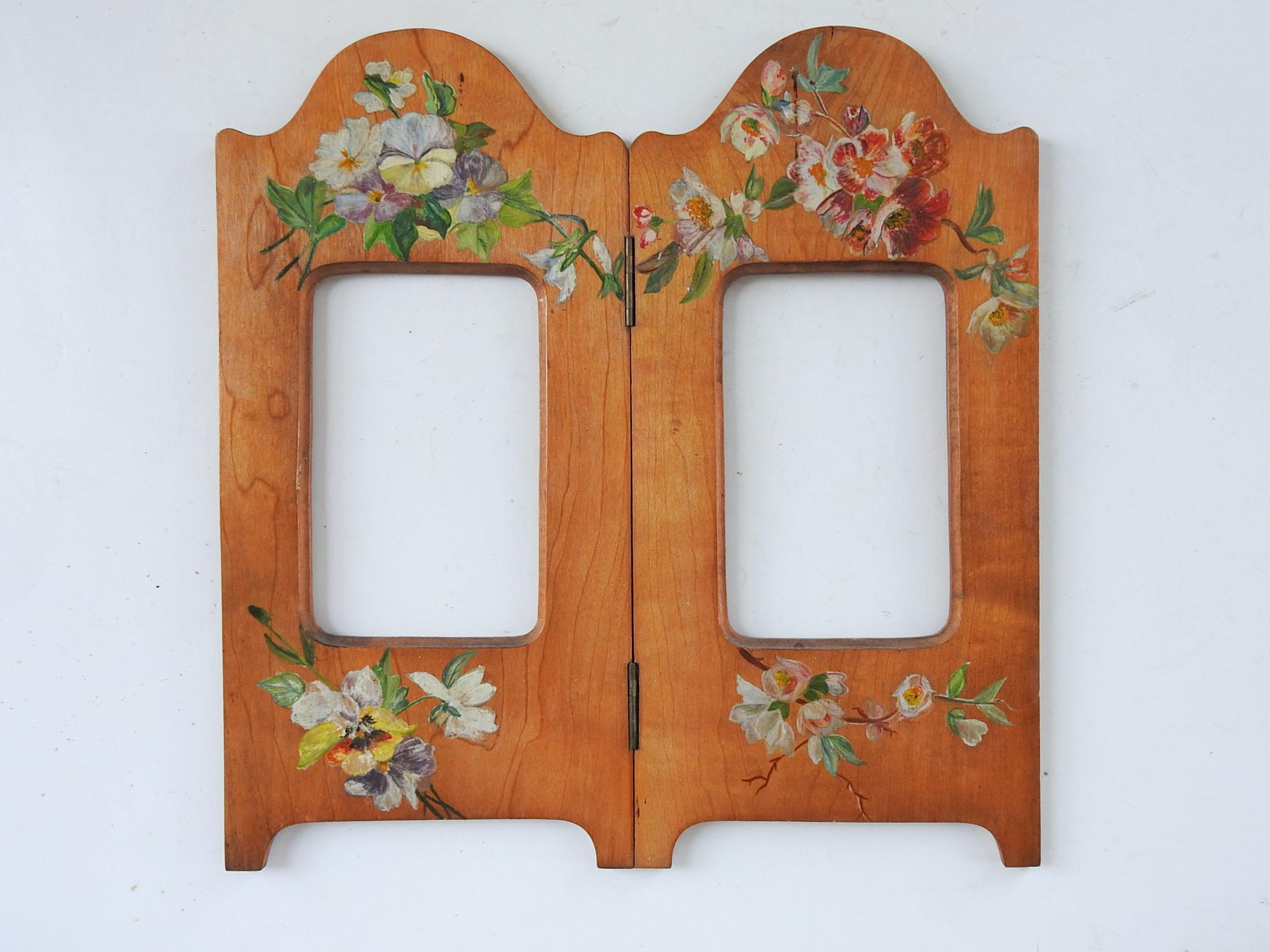 Antiker Doppel-Bilderrahmen aus Holz mit handgemalten Blumen.  Stiefmütterchen, Primeln und Apfelblüten.  Die Öffnungen sind 3,5