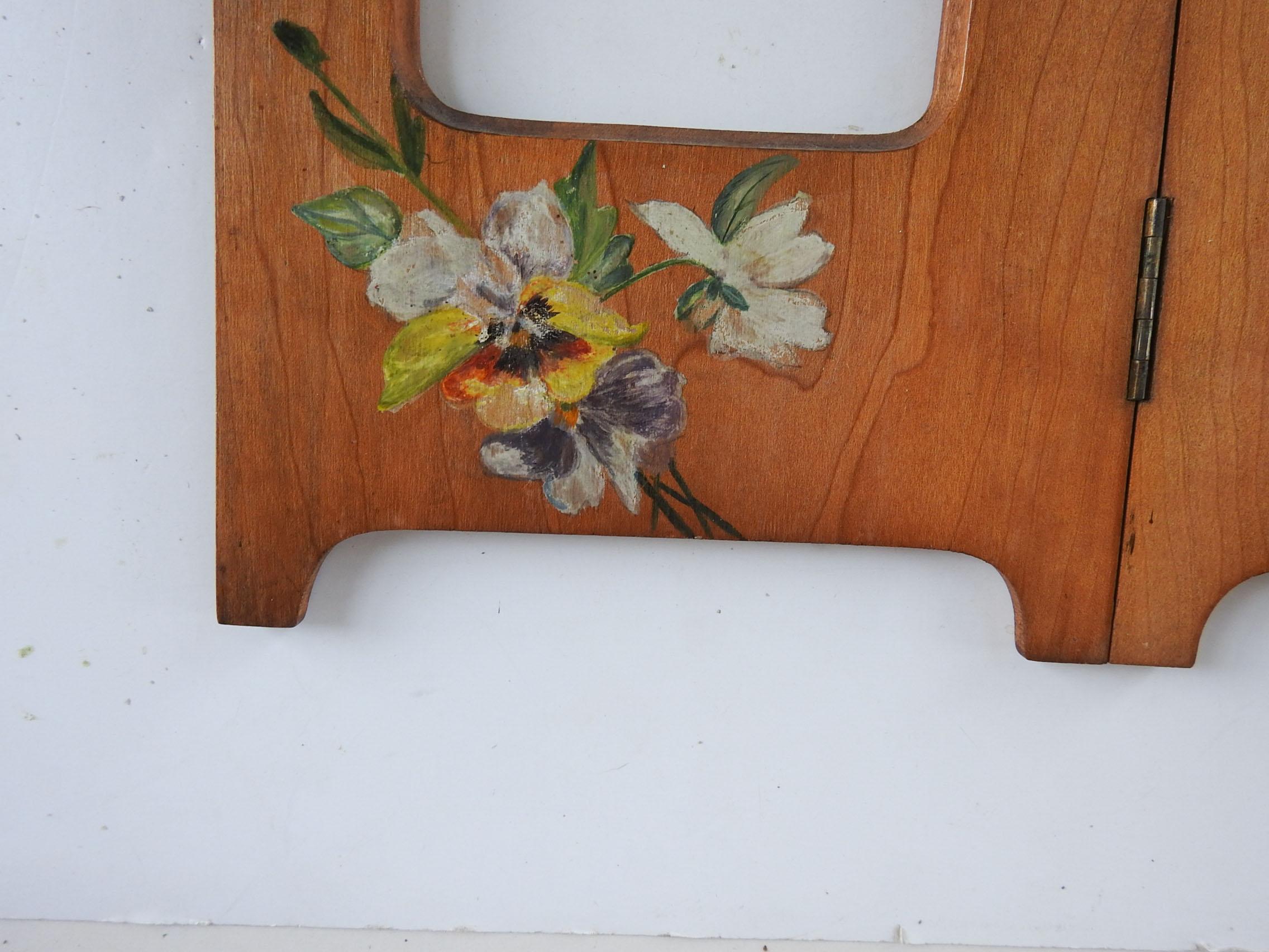 Antiker Tischrahmen mit Scharnier, handbemalte Blumen im Zustand „Gut“ im Angebot in Seguin, TX