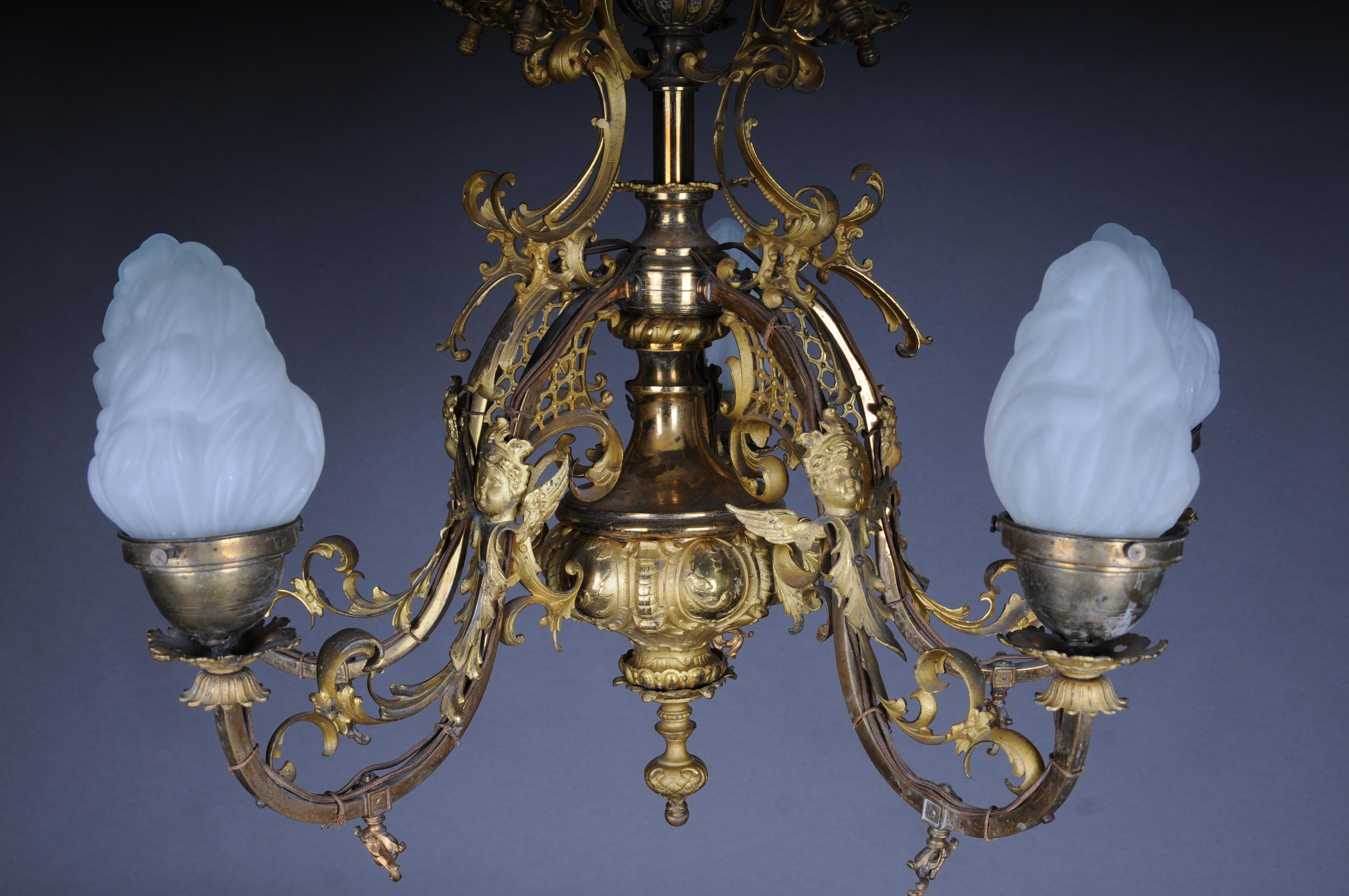 Antique Hisorism Magnificent chandelier, bronze, gold, around 1880

Voluminous body with curved light arms. 5 light arms.

fine gilding. An absolute eye-catcher.