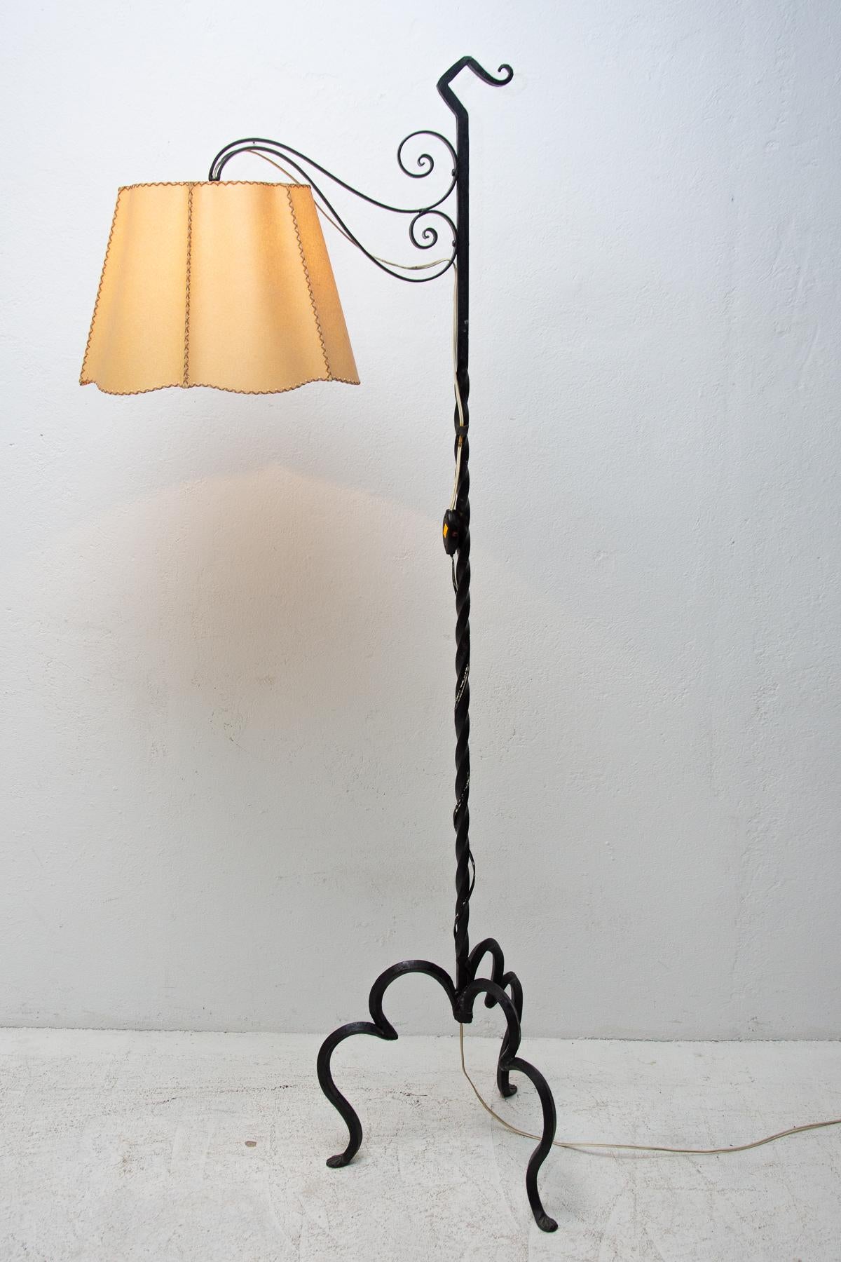 This floor lamp was made in the historicism style in the 1930´s.
the manner of Louis XIV.
It´s made of iron and has a renovated lampshade
The lamp works with one E27 bulb.

Fully functional.