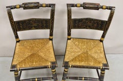Pareja de sillas auxiliares antiguas Hitchcock Harvest Stencil Rush en negro y dorado