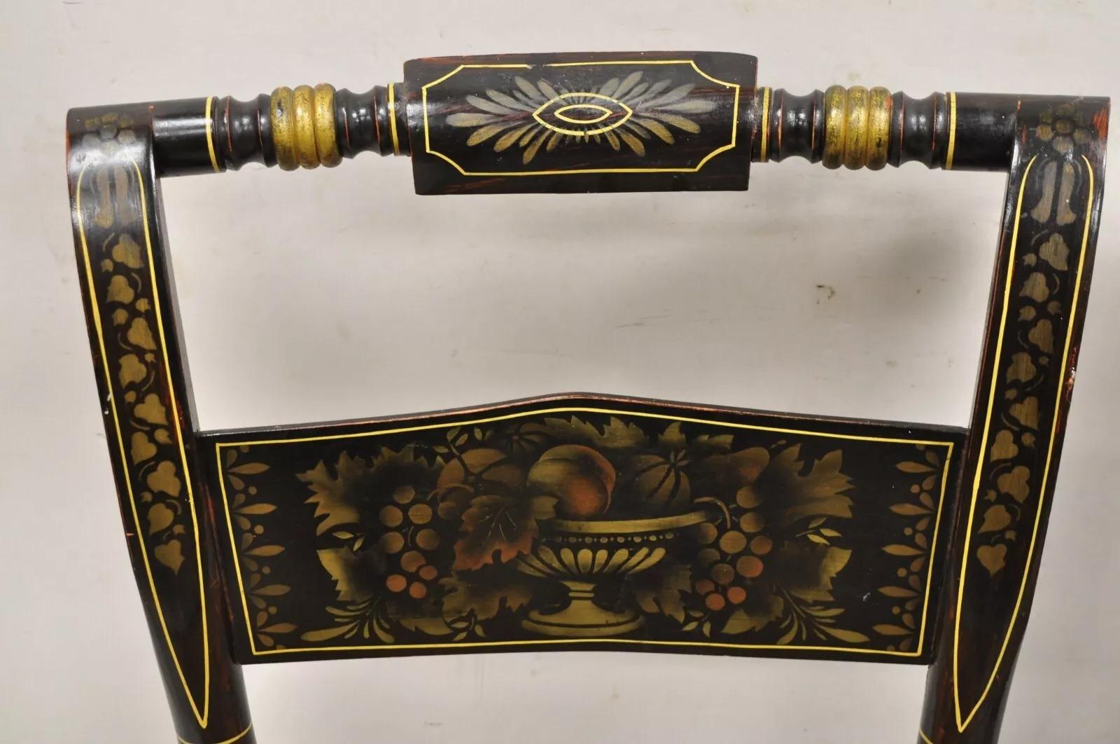 Pareja de sillas auxiliares antiguas Hitchcock Harvest Stencil Rush en negro y dorado Otro en venta