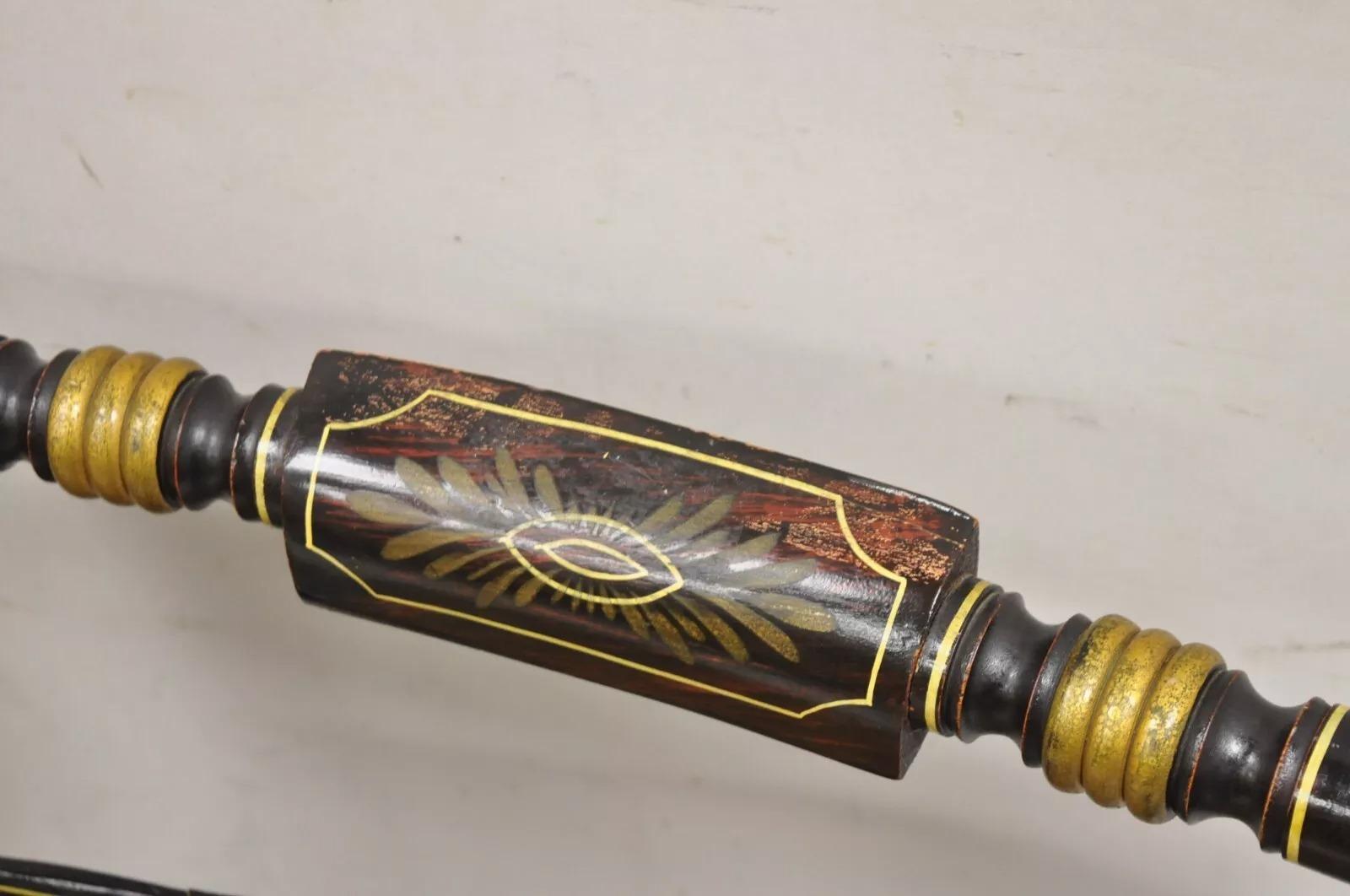 Pareja de sillas auxiliares antiguas Hitchcock Harvest Stencil Rush en negro y dorado Madera en venta