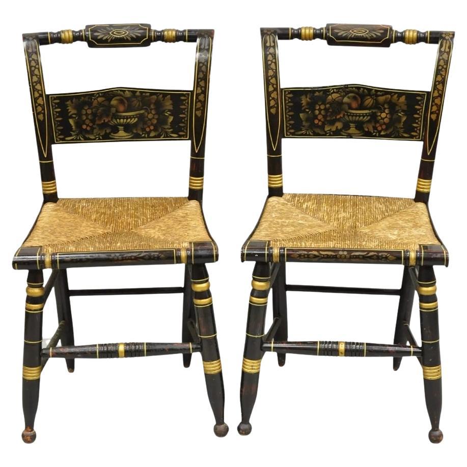 Pareja de sillas auxiliares antiguas Hitchcock Harvest Stencil Rush en negro y dorado en venta