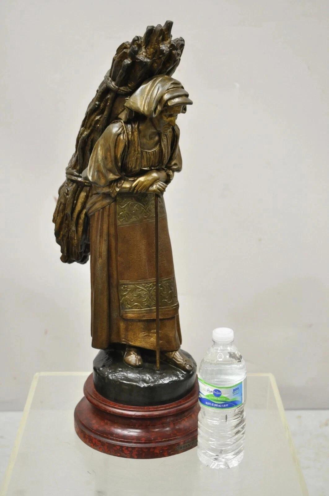 Antique French Spelter Sculpture Statua di donna che porta un fascio di bastoni in vendita 3