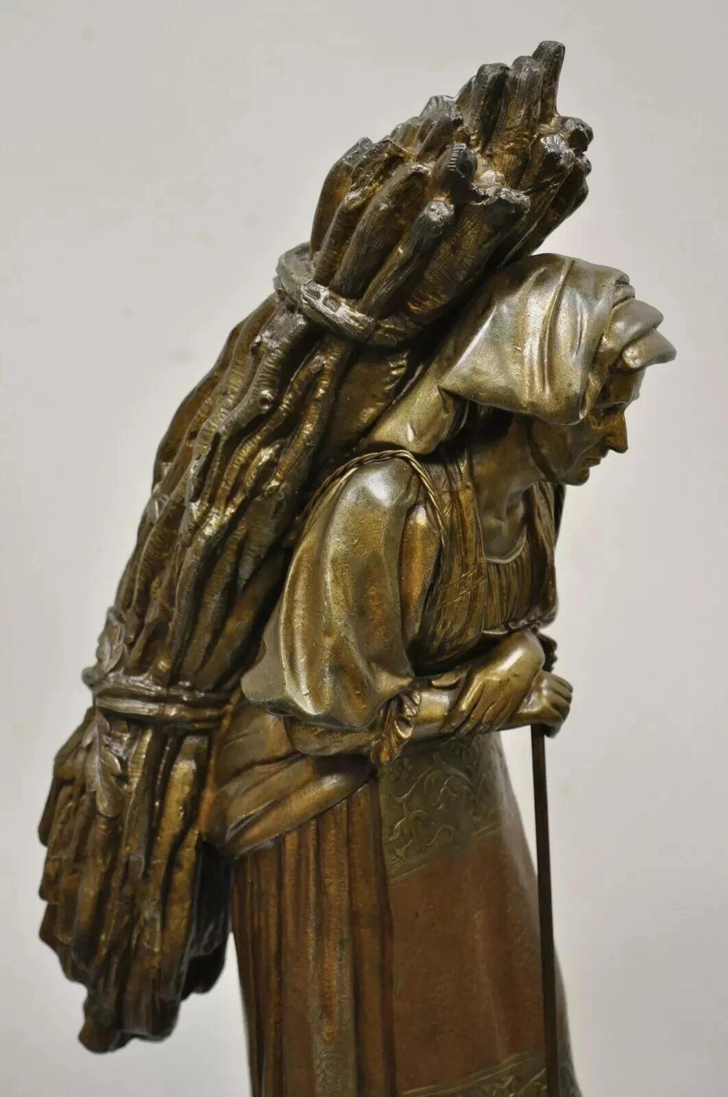 Sconosciuto Antique French Spelter Sculpture Statua di donna che porta un fascio di bastoni in vendita