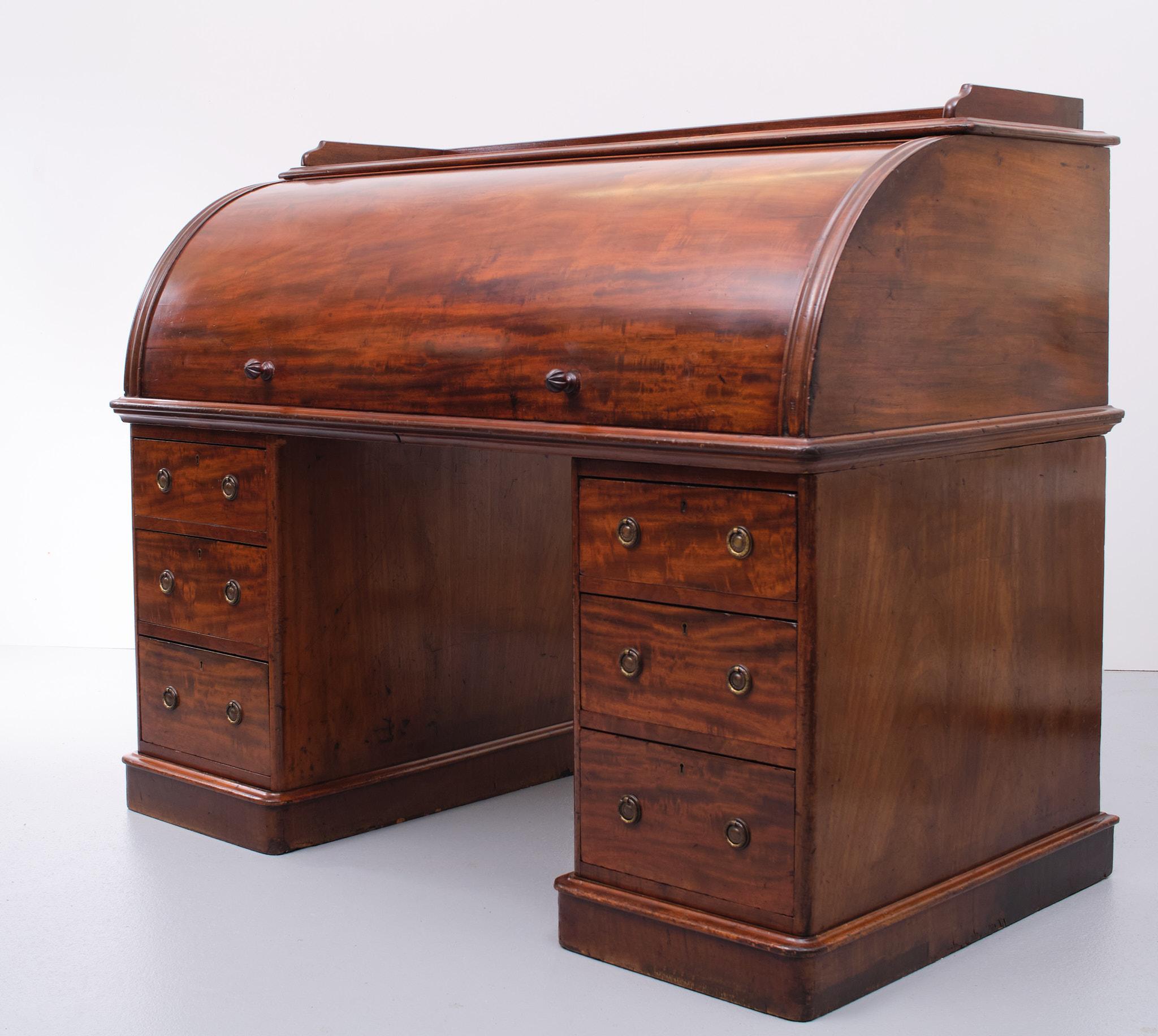 Antique Hobbs & Co. English Roll Top Cylinder Desk    In Good Condition In Den Haag, NL