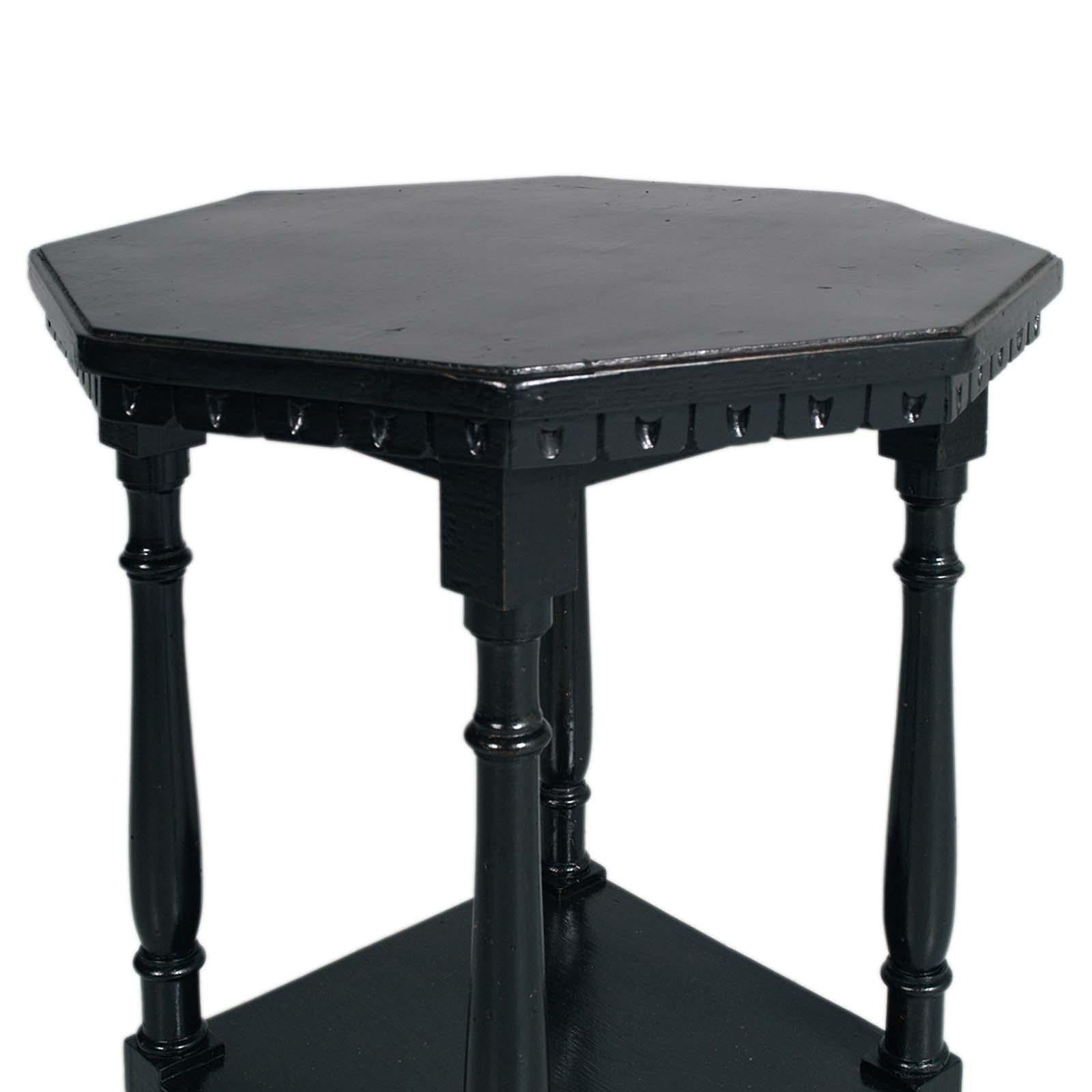 Antico tavolino da salotto ottagonale in noce nero di Dini & Puccini con gambe tornite, Toscana, anni '30
Prezioso tavolo in stile rinascimentale con piano intermedio utile come porta ornamenti o sculture o tavolino da caffè


Informazioni