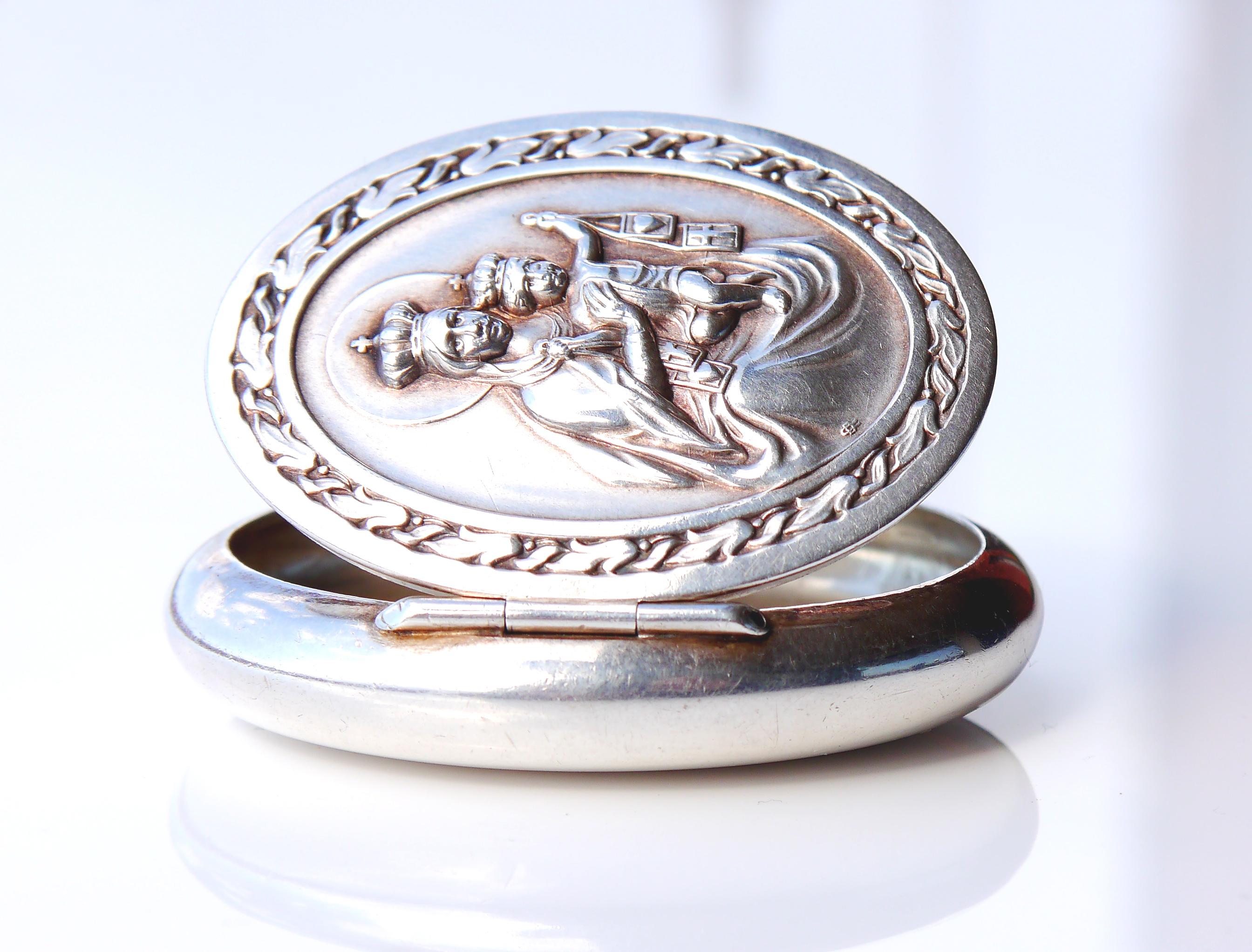 Aesthetic Movement Antique Holly Mother and Child solid 925 Sterling Silver Box Pyx Pill Vanity Box For Sale